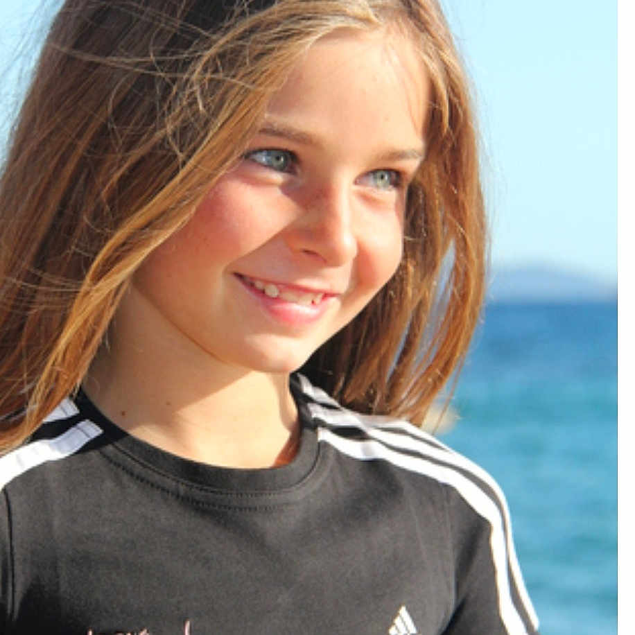 Emma a rejoint le concours — aidez-le/la à gagner de superbes lots ! beauty, brown_hair, child_model, girl, hair_coloring, human_hair_color, joy, long_hair, neck, person, photo_shoot, photography, portrait_photography, smile, surfer_hair, vacation