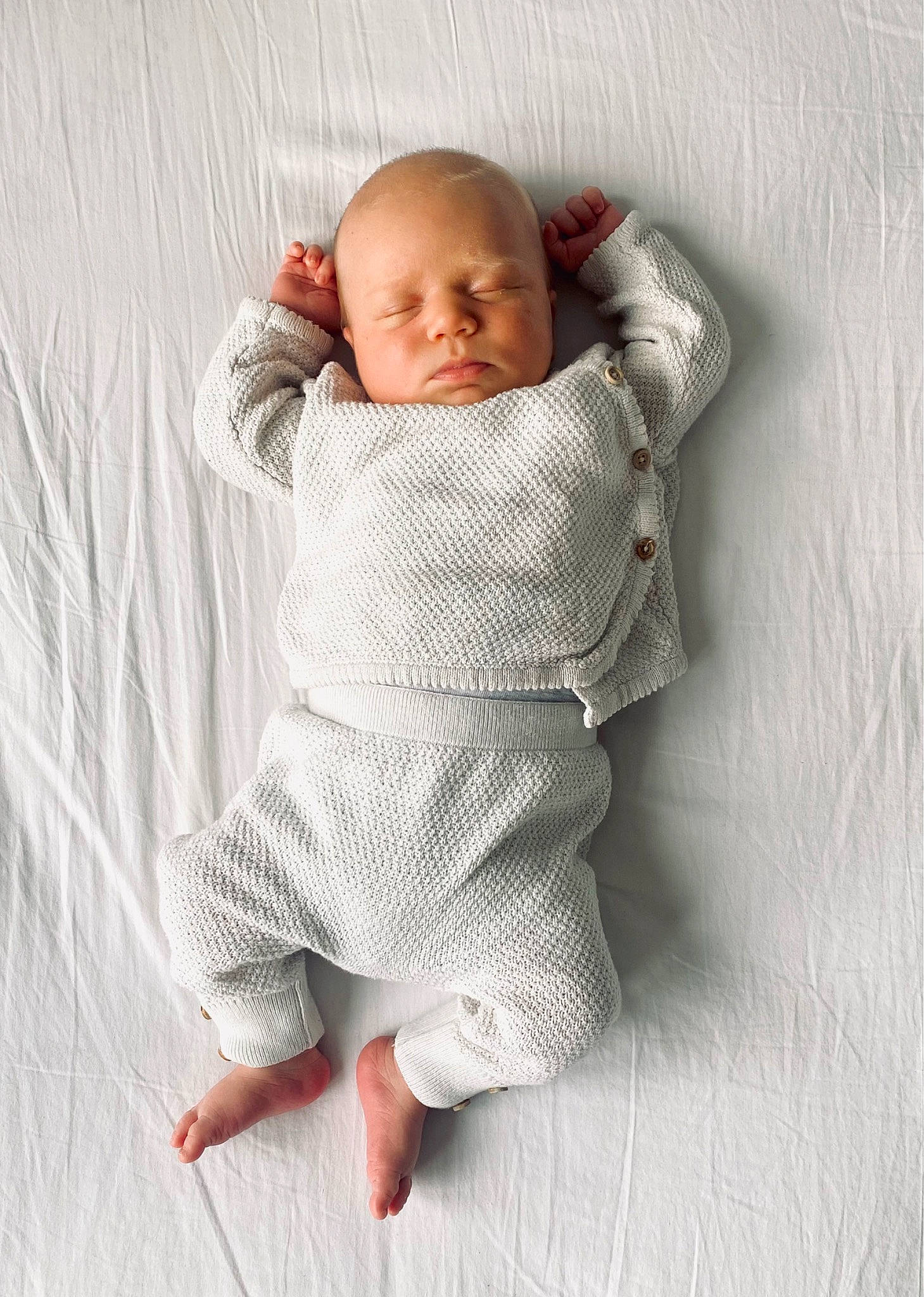 Paul a rejoint le concours — aidez-le/la à gagner de superbes lots ! art, baby, baby_sleeping, baby_toddler_clothing, barefoot, child, comfort, face, flooring, foot, human_leg, linens, pattern, person, portrait_photography, sitting, skin, sleeve, toddler