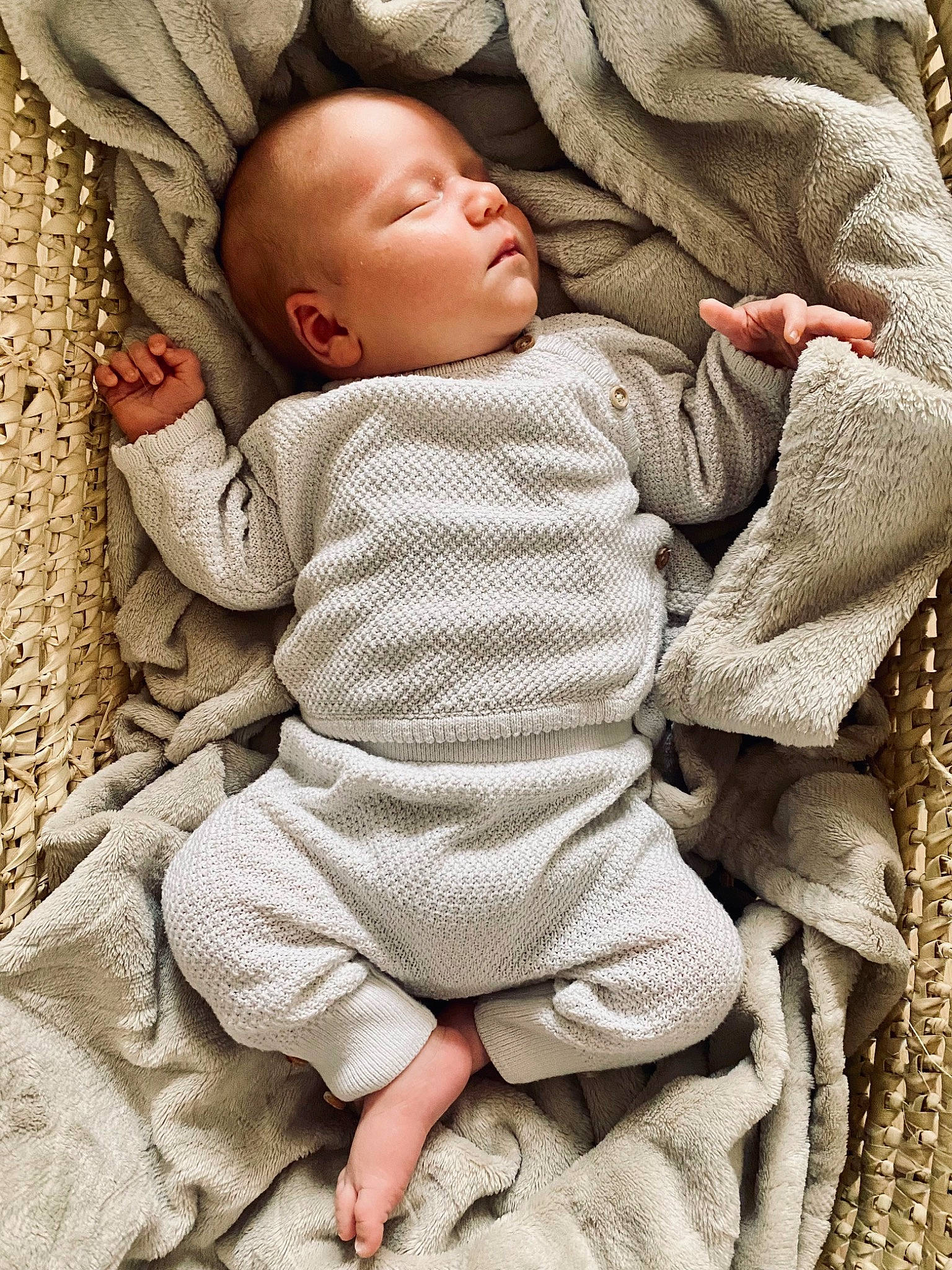 Paul participe au concours pour gagner de l'argent avec cette photo : baby, baby_products, baby_sleeping, baby_toddler_clothing, cheek, child, comfort, face, fur, grass, headgear, linens, pattern, person, sitting, skin, sleeve, toddler, wood, wool
