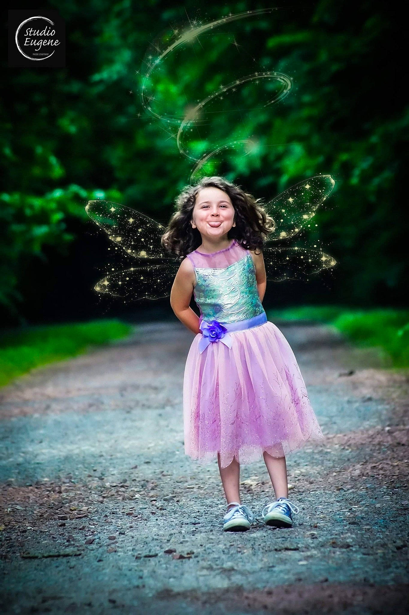 Ambre a rejoint le concours — aidez-le/la à gagner de superbes lots ! beauty, blue, child, child_model, dress, eye, fashion, flash_photography, formal_wear, green, joy, nature, person, photo_shoot, photograph, photography, pink, portrait, portrait_photography, purple