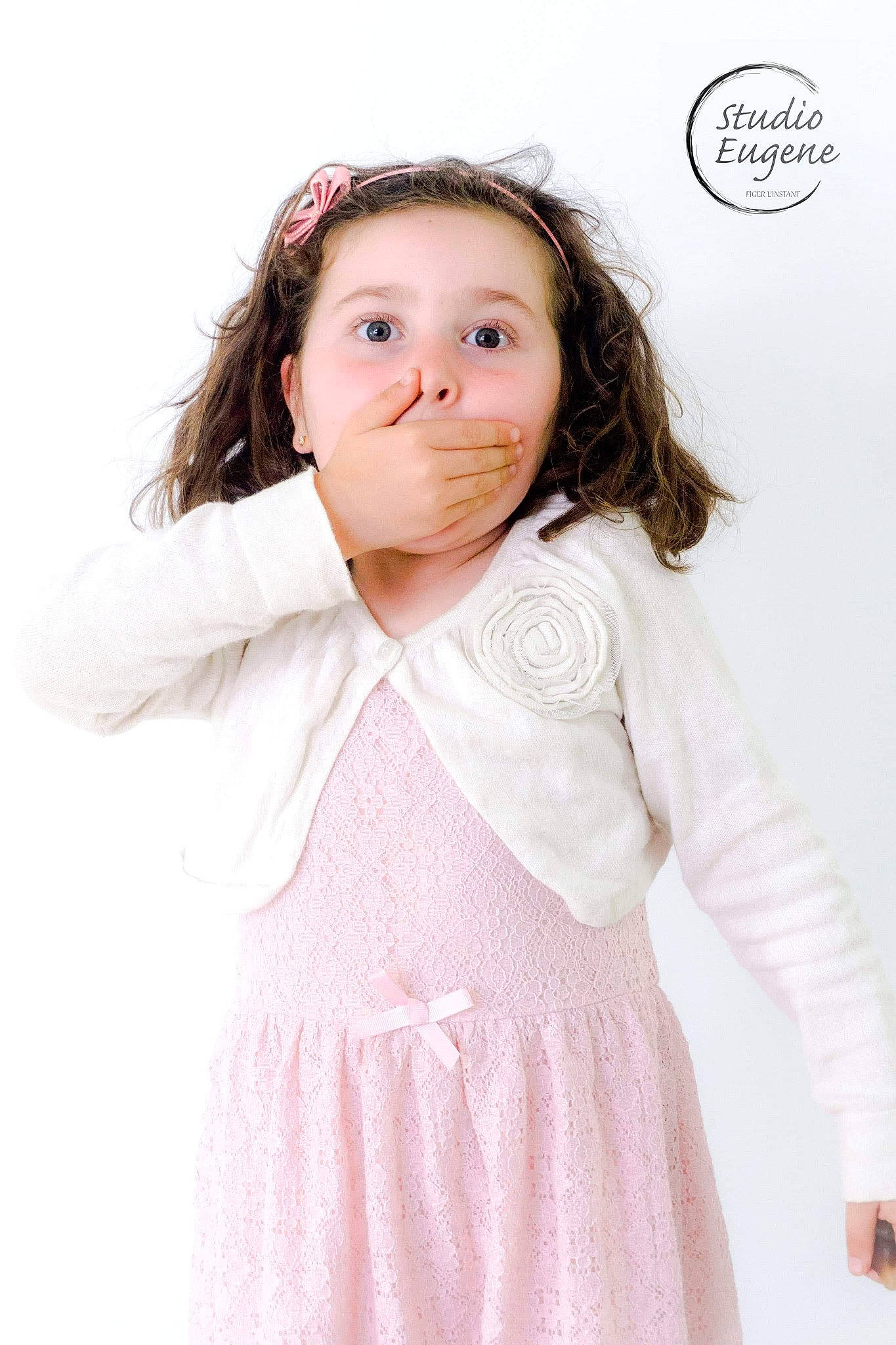 Ambre a rejoint le concours — aidez-le/la à gagner de superbes lots ! baby, brown_hair, cheek, child, child_model, dress, gesture, outerwear, person, photography, pink, skin, sleeve, toddler, white