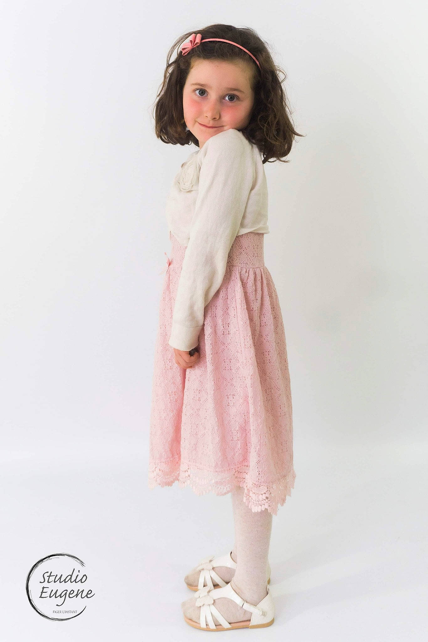 Ambre a rejoint le concours — aidez-le/la à gagner de superbes lots ! brown_hair, child, child_model, clothing, doll, dress, joint, joy, outerwear, pattern, person, pink, shoe, sleeve, toddler, toy, white