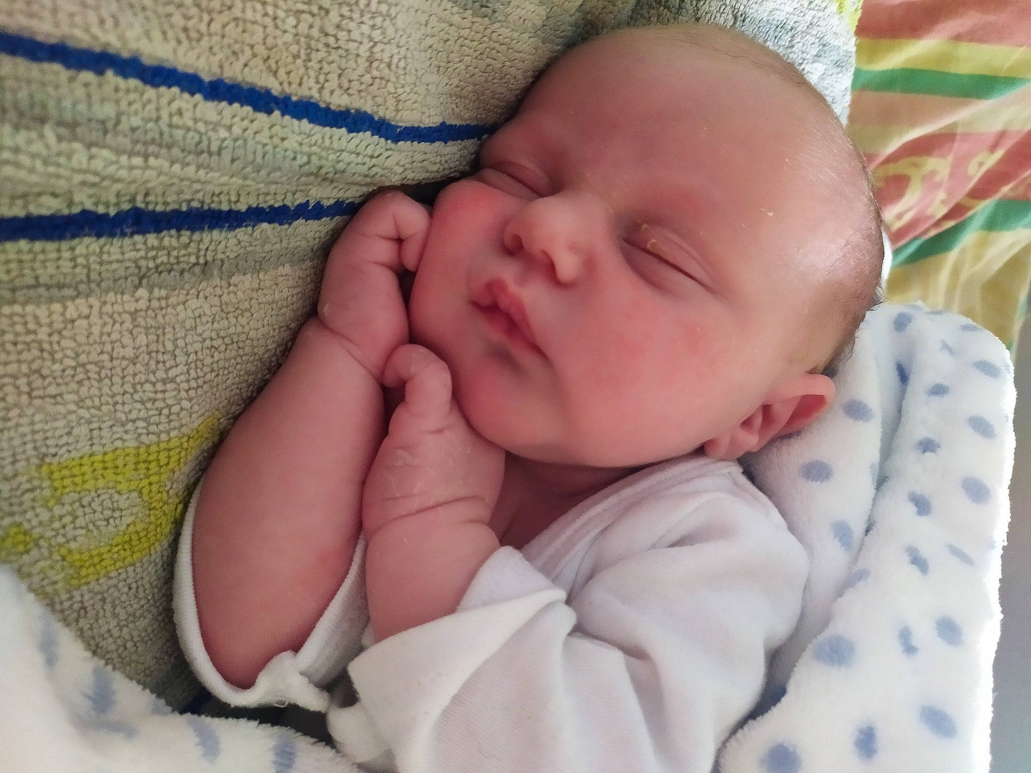 Maël participe au concours pour gagner de l'argent avec cette photo : baby, baby_safety, baby_sleeping, bedtime, cheek, child, eye, face, finger, hand, head, lip, mouth, nap, nose, person, product, skin, sleep, textile