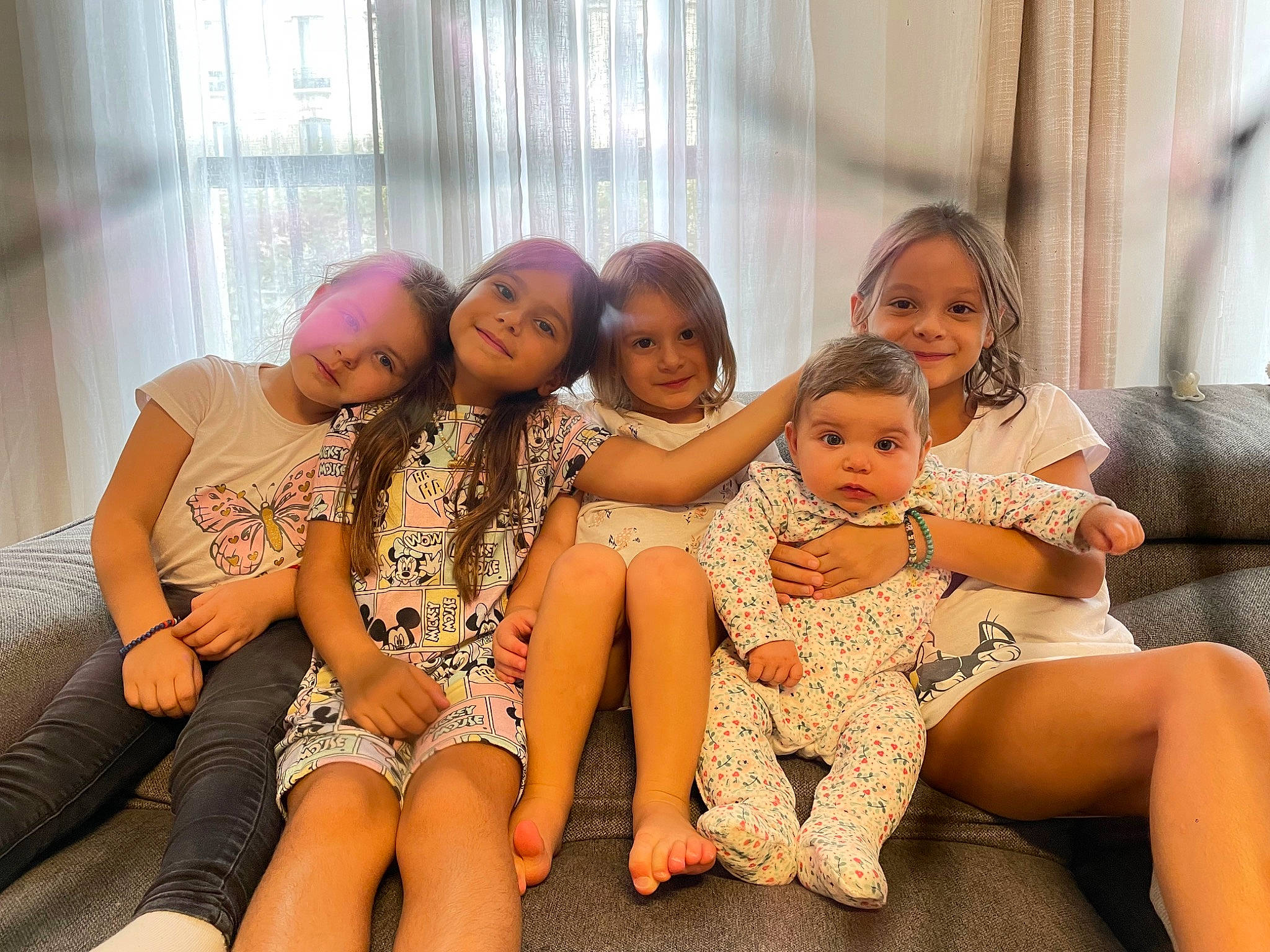 Alice a rejoint le concours — aidez-le/la à gagner de superbes lots ! abdomen, black_hair, comfort, couch, curtain, event, fashion_design, flash_photography, flooring, fun, happy, jewellery, joy, leg, leisure, necklace, person, skin, smile, thigh