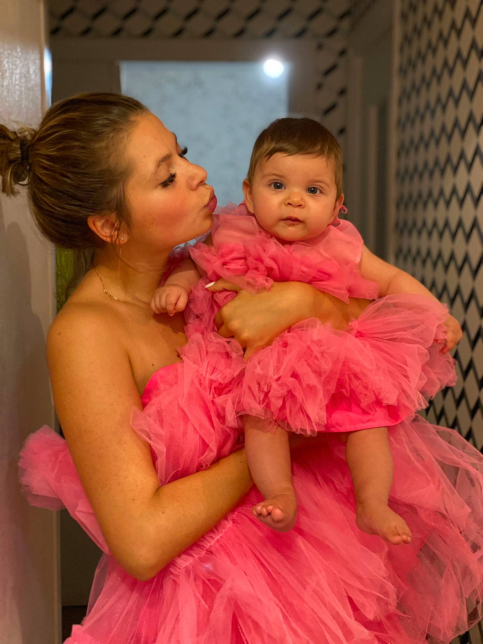 Alice participe au concours pour gagner de l'argent avec cette photo : baby, baby_toddler_clothing, child, day_dress, dress, event, face, facial_expression, flash_photography, formal_wear, fun, gesture, hairstyle, happy, one_piece_garment, peach, person, pink, ruffle, skin