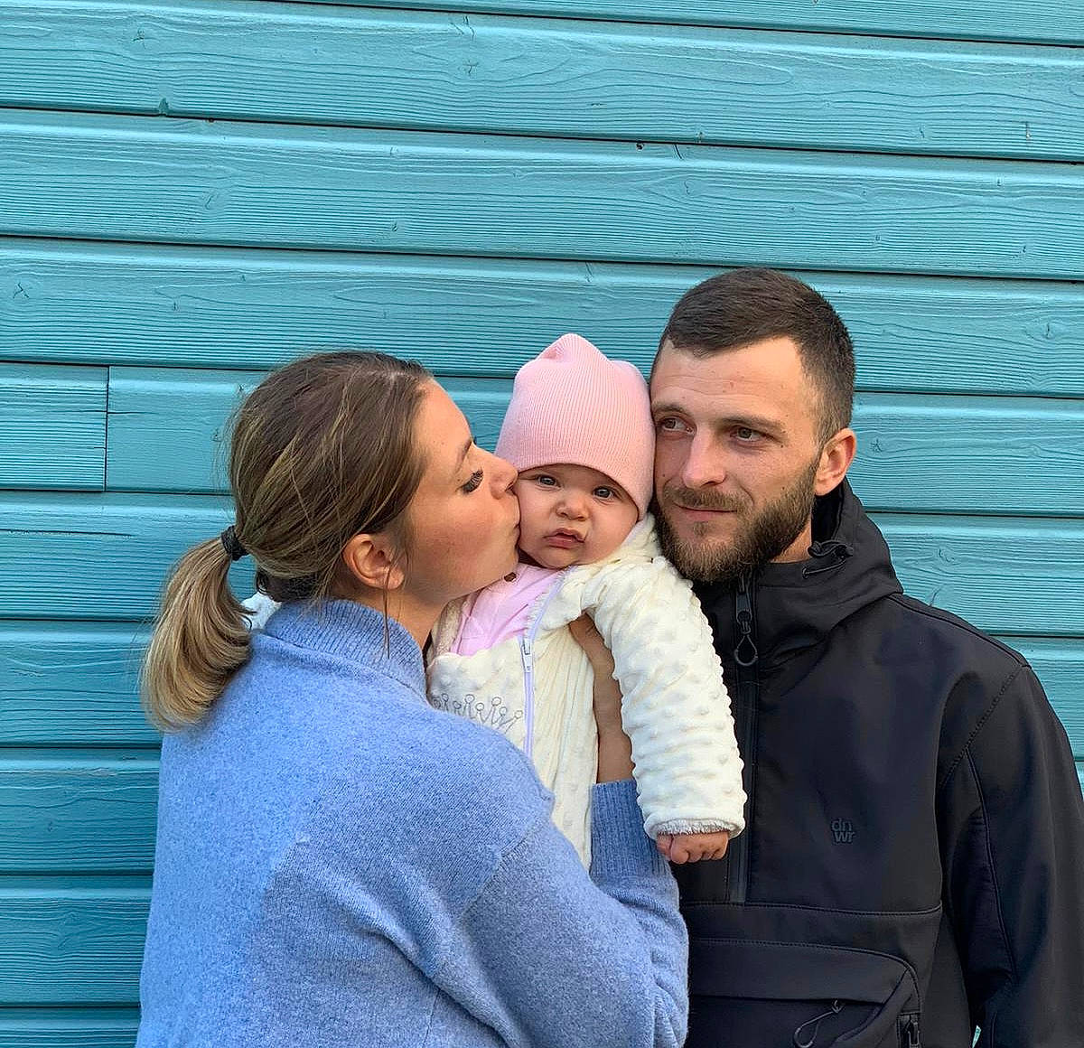 Alice participe au concours pour gagner de l'argent avec cette photo : baseball_cap, beard, blue, cap, child, electric_blue, fun, gesture, happy, hat, headgear, headwear, hug, joy, kiss, leisure, love, outerwear, person, romance