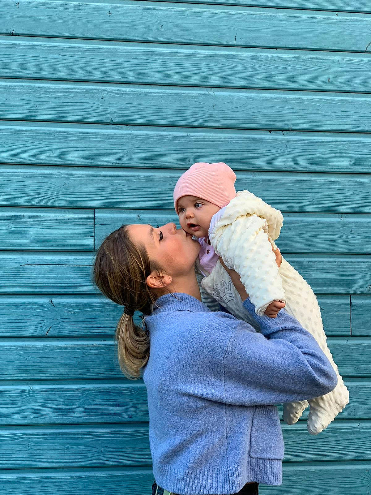 Alice a rejoint le concours — aidez-le/la à gagner de superbes lots ! baseball_cap, blue, cap, child, electric_blue, fun, fur, gesture, grass, happy, hat, headgear, headwear, hug, leisure, love, people_in_nature, person, portrait_photography, romance