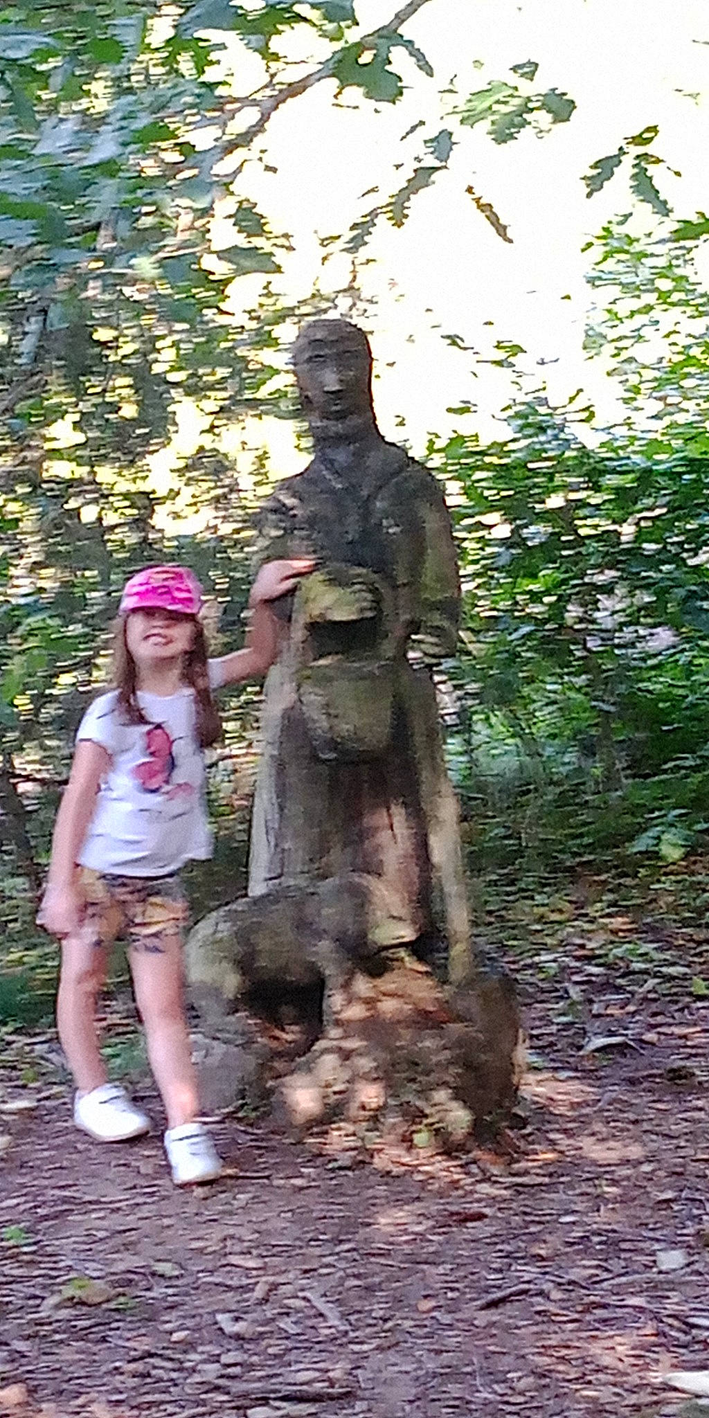 Ilyhana participe au concours pour gagner de l'argent avec cette photo : art, branch, forest, garden, grass, landscape, lawn_ornament, leisure, people_in_nature, person, plant, recreation, sandal, sculpture, shrub, statue, toddler, tree, trunk, wood