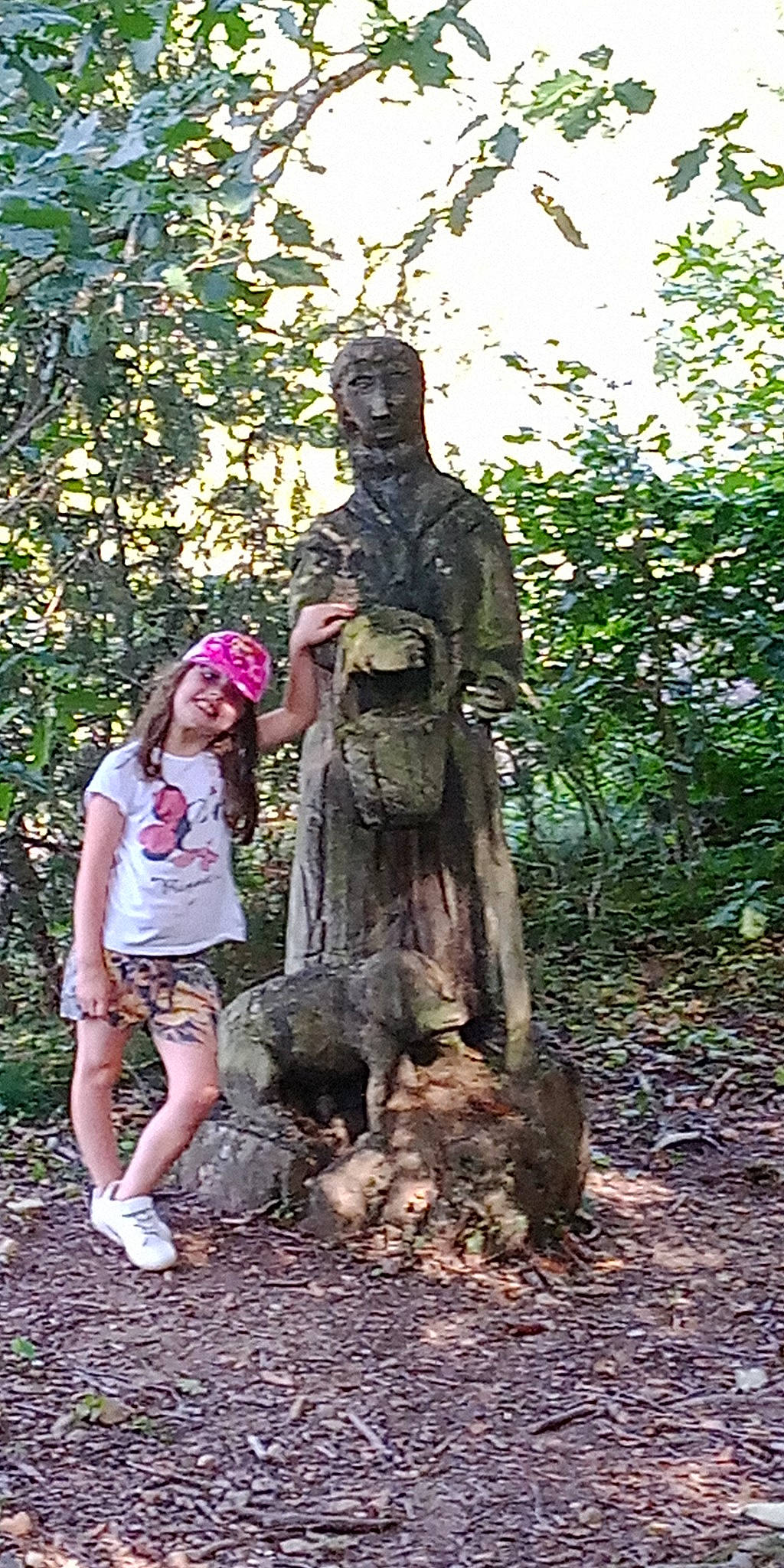 Ilyhana a rejoint le concours — aidez-le/la à gagner de superbes lots ! art, branch, bronze_sculpture, fawn, forest, fun, grass, joy, jungle, lawn_ornament, leisure, monument, people_in_nature, person, plant, sculpture, shrub, statue, tree, trunk