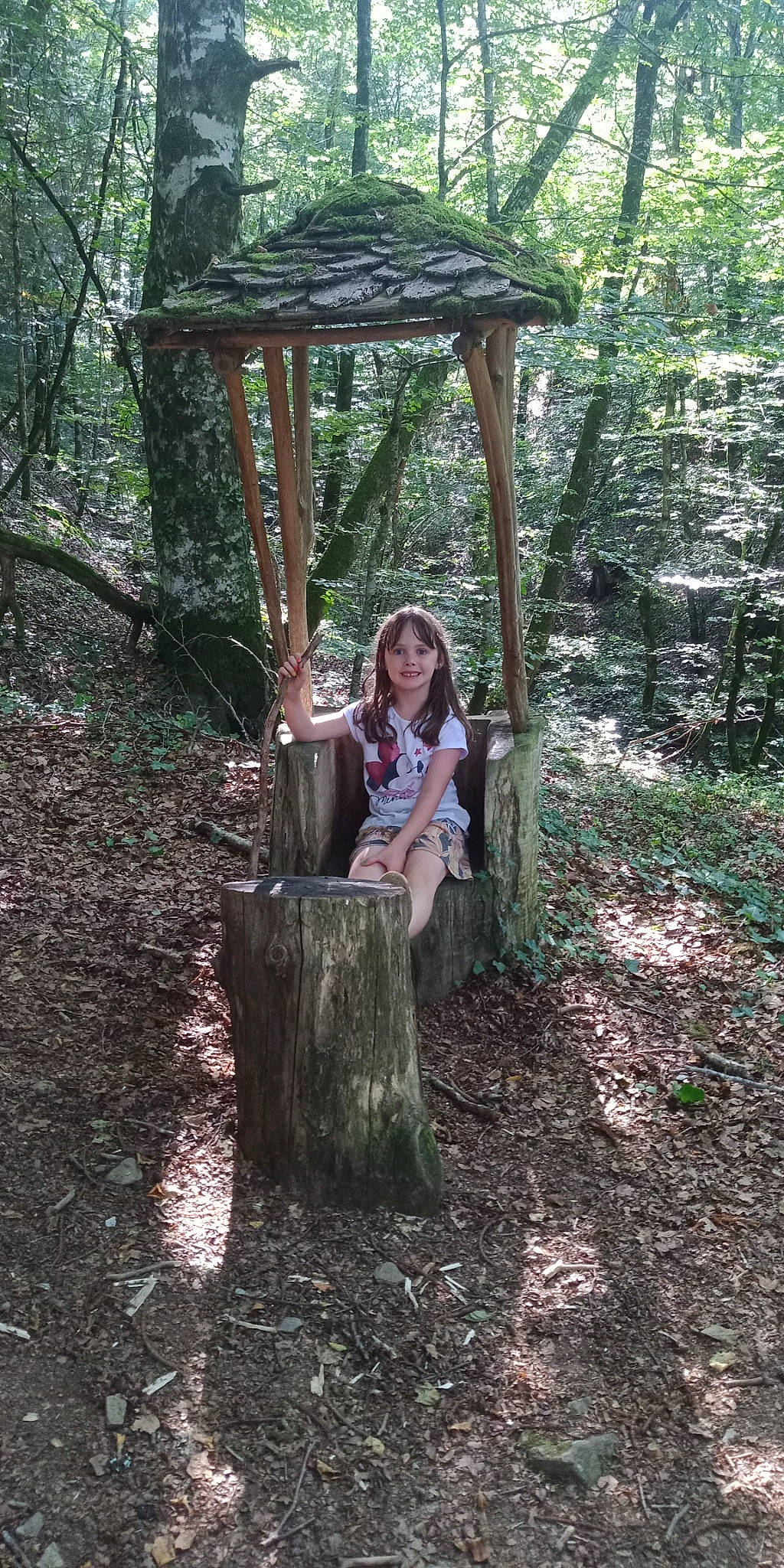 Ilyhana participe au concours pour gagner de l'argent avec cette photo : biome, forest, fun, grass, joy, jungle, leisure, nature_reserve, people_in_nature, person, plant, recreation, shorts, sitting, smile, soil, t_shirt, terrestrial_plant, tree, trunk