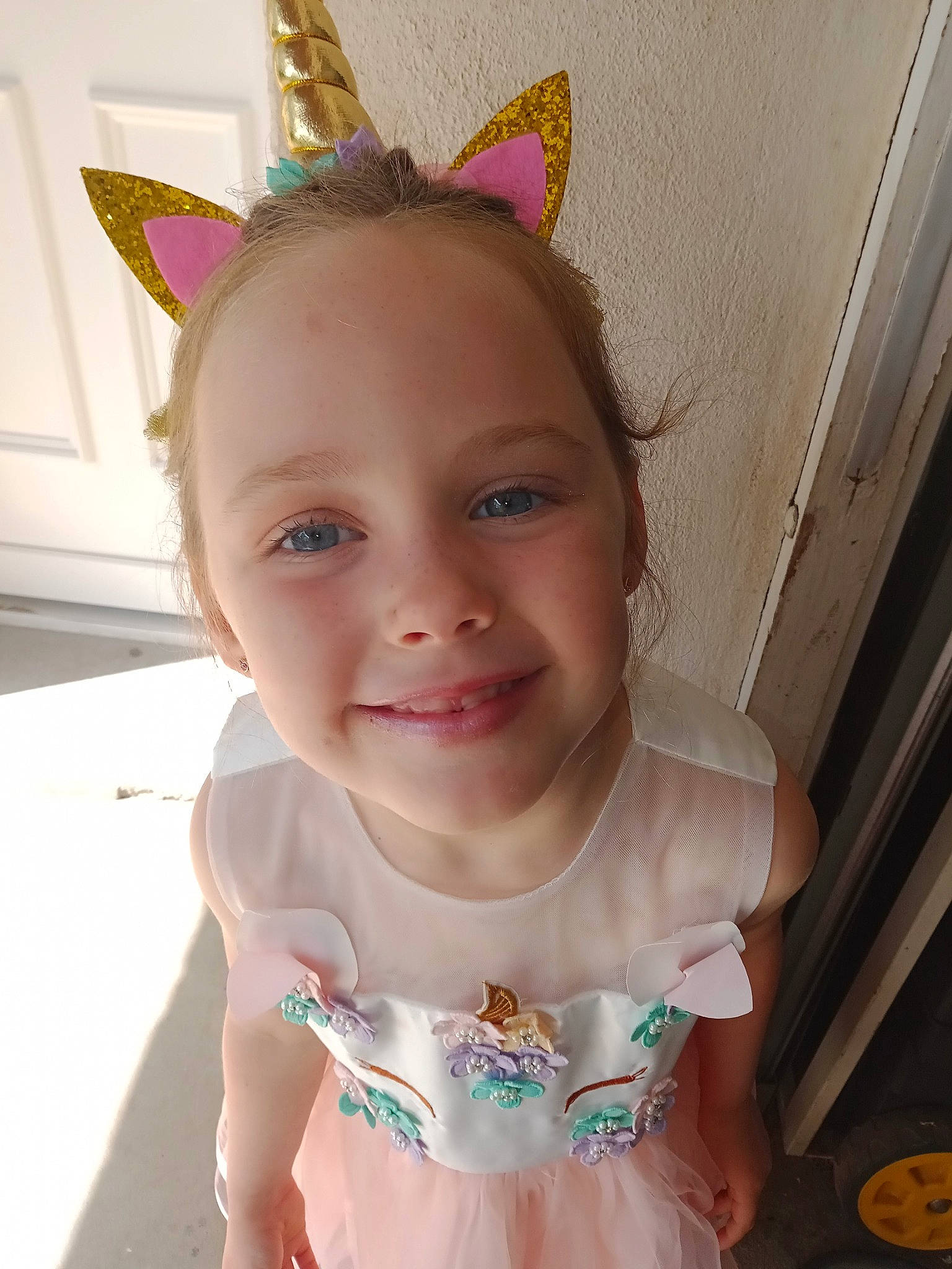 Ilyhana a rejoint le concours — aidez-le/la à gagner de superbes lots ! cheek, chin, clothing, eye, eyebrow, eyelash, face, facial_expression, forehead, hair, hairstyle, head, iris, joy, lip, mouth, neck, nose, party_hat, person