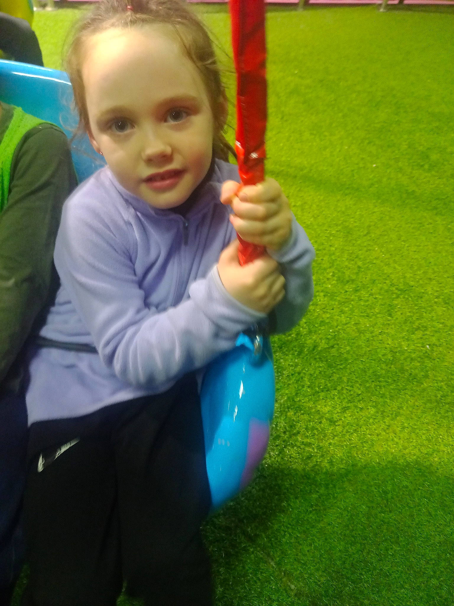 Ilyhana a rejoint le concours — aidez-le/la à gagner de superbes lots ! baby, ball, child, electric_blue, fun, grass, happy, leisure, outdoor_play_equipment, person, play, playground, recreation, sleeve, sports, sports_equipment, swing, toddler