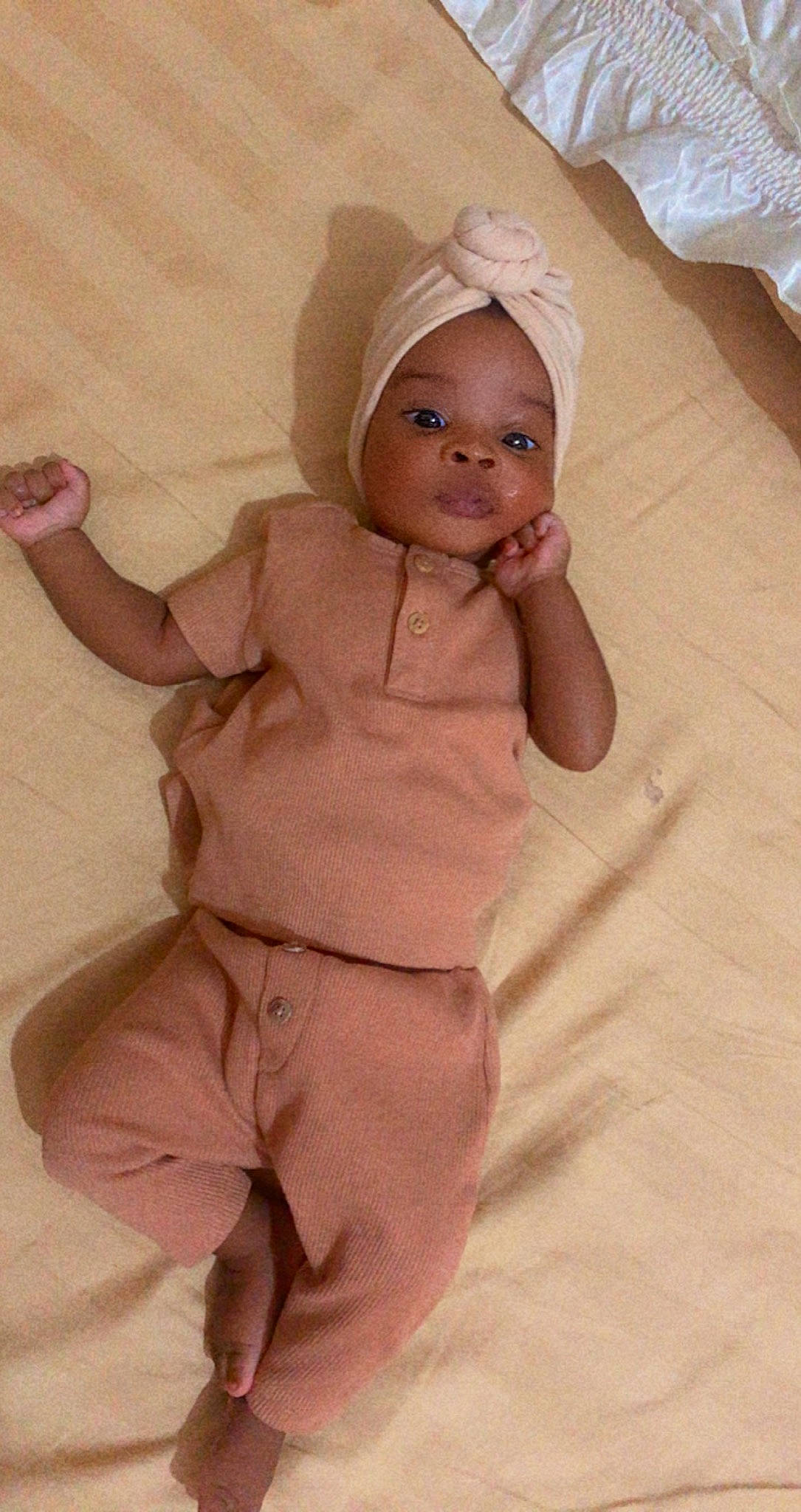 Ivy a rejoint le concours — aidez-le/la à gagner de superbes lots ! baby, baby_sleeping, baby_toddler_clothing, bedding, child, comfort, eye, gesture, happy, head, human_body, linens, peach, person, pink, room, skin, sleeve, smile, thumb