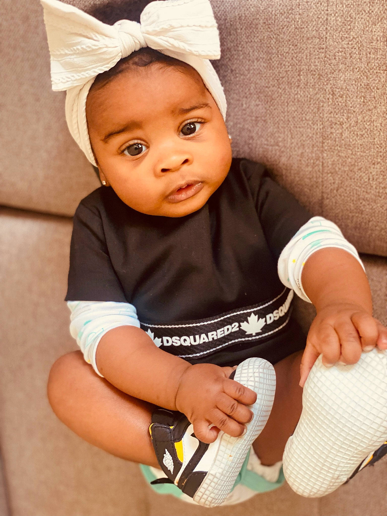 Ivy participe au concours pour gagner de l'argent avec cette photo : baby, baby_toddler_clothing, cap, cheek, comfort, finger, fun, hand, happy, human_body, human_leg, knee, person, skin, sleeve, smile, sock, thigh, thumb, toddler