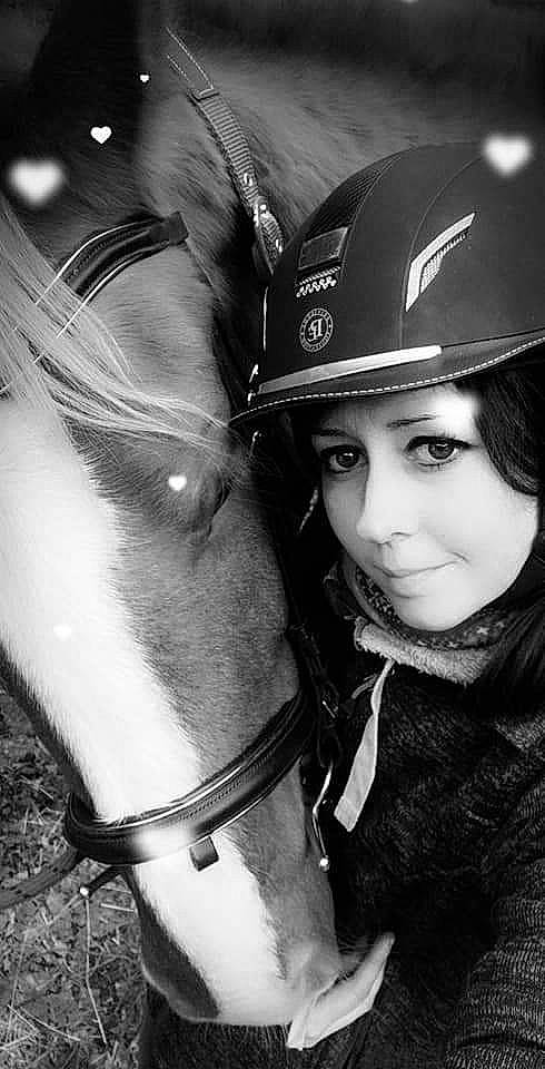 Gondor a rejoint le concours — aidez-le/la à gagner de superbes lots ! black_and_white, bridle, cool, equestrian_helmet, headgear, helmet, horse, monochrome, personal_protective_equipment, photography, recreation, smile, style, white