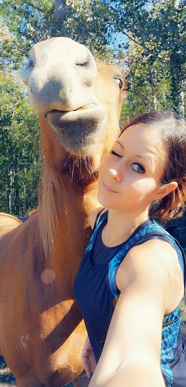 Gondor a rejoint le concours — aidez-le/la à gagner de superbes lots ! fawn, fun, happy, nose, photography, selfie, smile, vacation