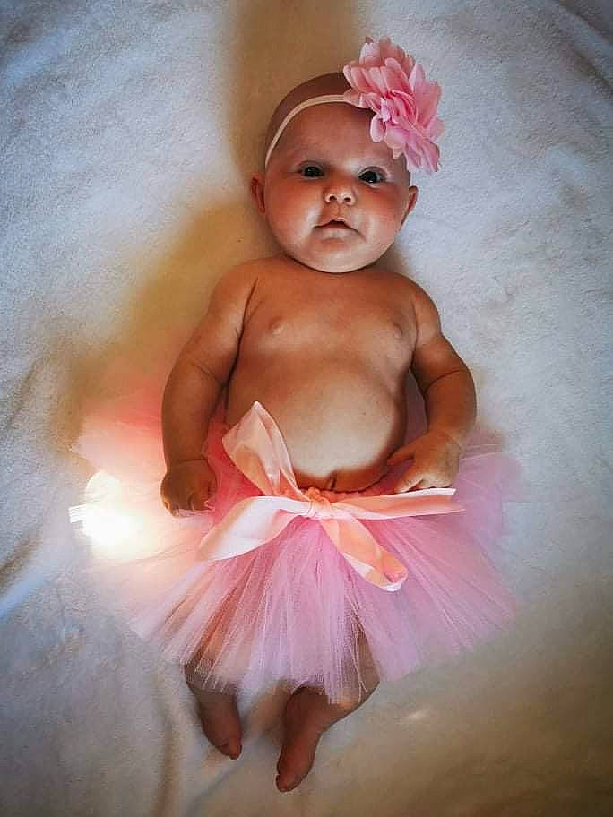 Romy participe au concours pour gagner de l'argent avec cette photo : baby, baby_toddler_clothing, ballet_tutu, child, costume, costume_hat, event, fashion_accessory, feather, hair_accessory, happy, headband, headgear, headpiece, headwear, peach, performing_arts, person, petal, pink