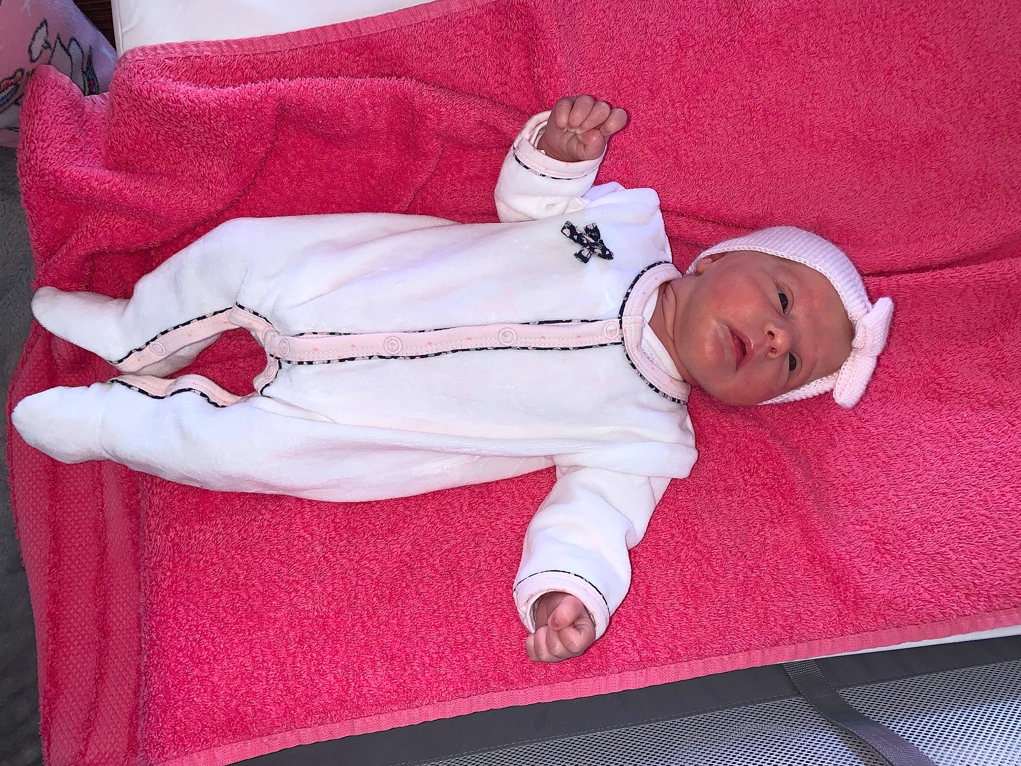 Romy participe au concours pour gagner de l'argent avec cette photo : baby, baby_products, baby_safety, baby_sleeping, baby_toddler_clothing, beauty, carmine, child, comfort, foot, human_body, lap, linens, pattern, person, pink, product, sleeve, sock, textile