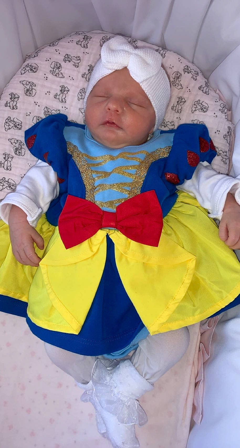 Romy participe au concours pour gagner de l'argent avec cette photo : abdomen, baby, baby_products, baby_sleeping, baby_toddler_clothing, child, comfort, electric_blue, eye, fictional_character, headwear, linens, pattern, person, room, sitting, sleeve, textile, thigh, toddler