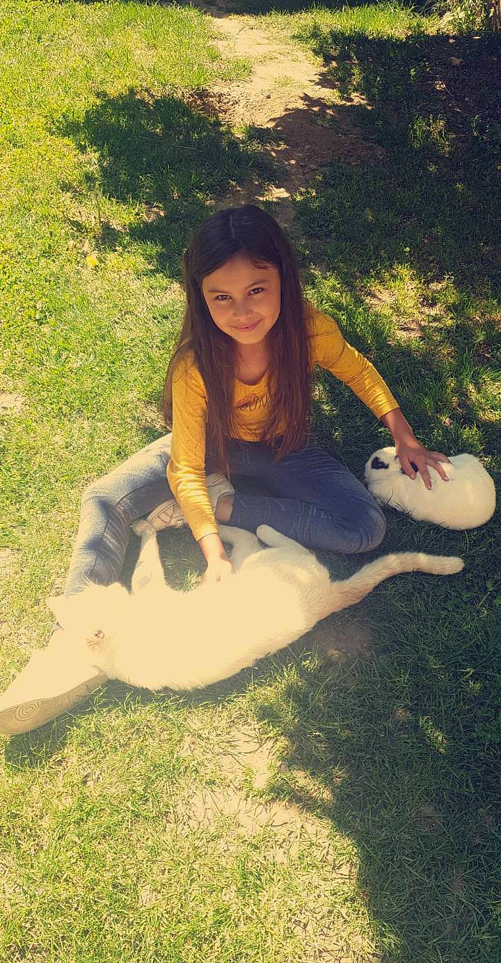 Ciana a rejoint le concours — aidez-le/la à gagner de superbes lots ! barefoot, fawn, grass, joy, lady, leg, leisure, long_hair, person, photography, plant, sitting, smile, tree
