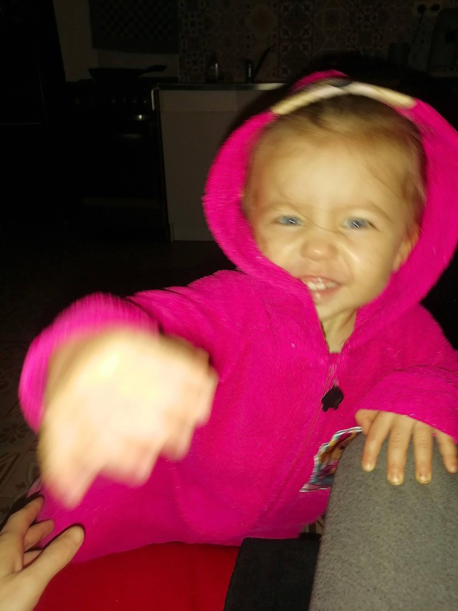 Inaya a rejoint le concours — aidez-le/la à gagner de superbes lots ! baby_toddler_clothing, cheek, chin, comfort, ear, eyebrow, finger, hand, jacket, lip, magenta, mammal, mouth, nose, person, pink, skin, sleeve, smile, thumb