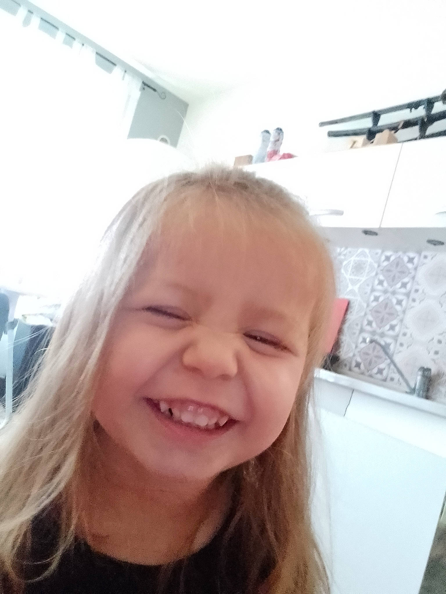 Inaya participe au concours pour gagner de l'argent avec cette photo : blond, ceiling, cheek, child, ear, eyebrow, eyelash, fun, happy, jaw, joy, laugh, lip, nose, person, room, selfie, sitting, skin, smile