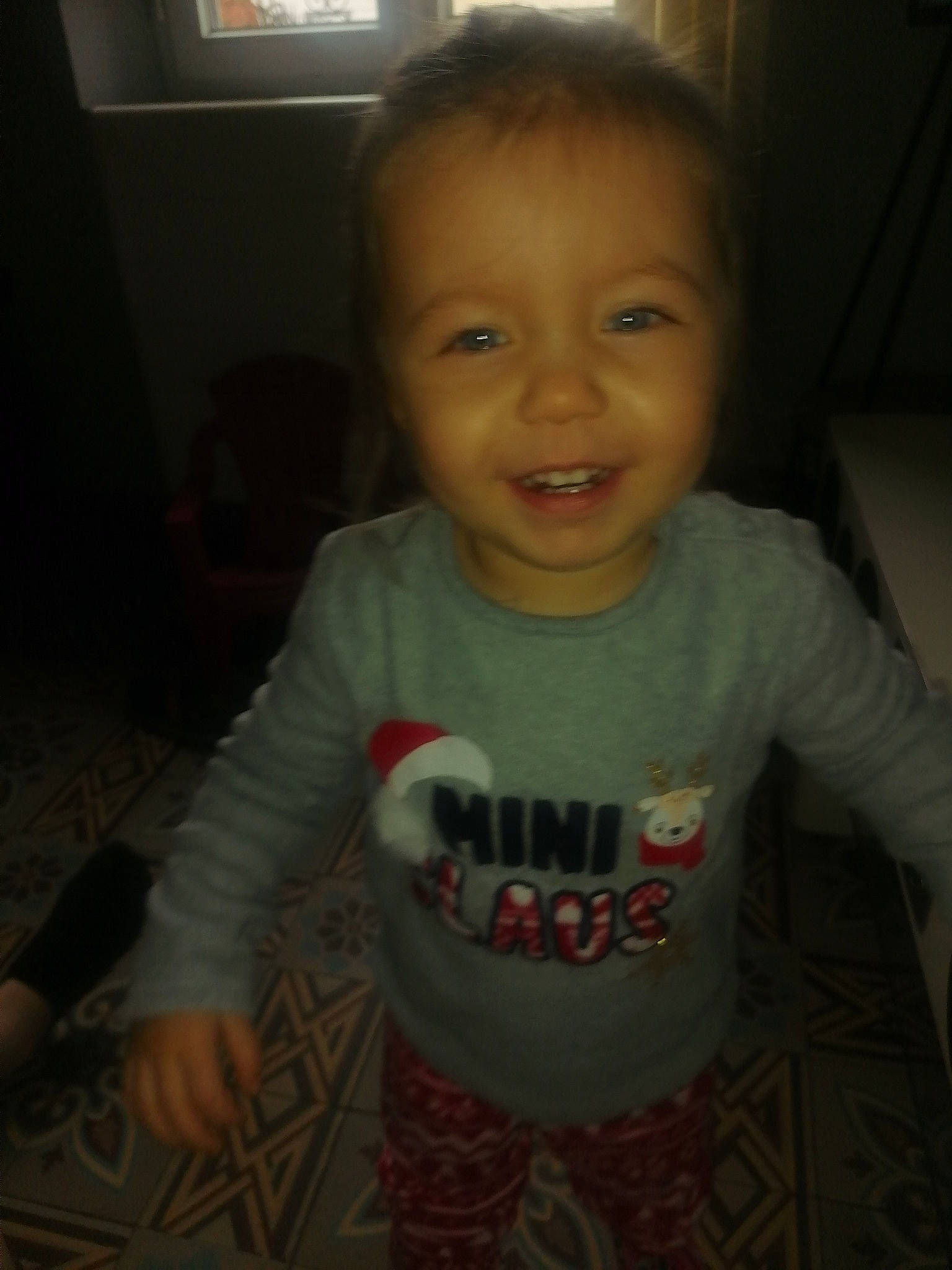 Inaya participe au concours pour gagner de l'argent avec cette photo : baby_toddler_clothing, cheek, chin, ear, eye, eyebrow, finger, floor, forehead, hairstyle, happy, human_body, iris, joy, lip, mouth, nose, person, skin, sleeve