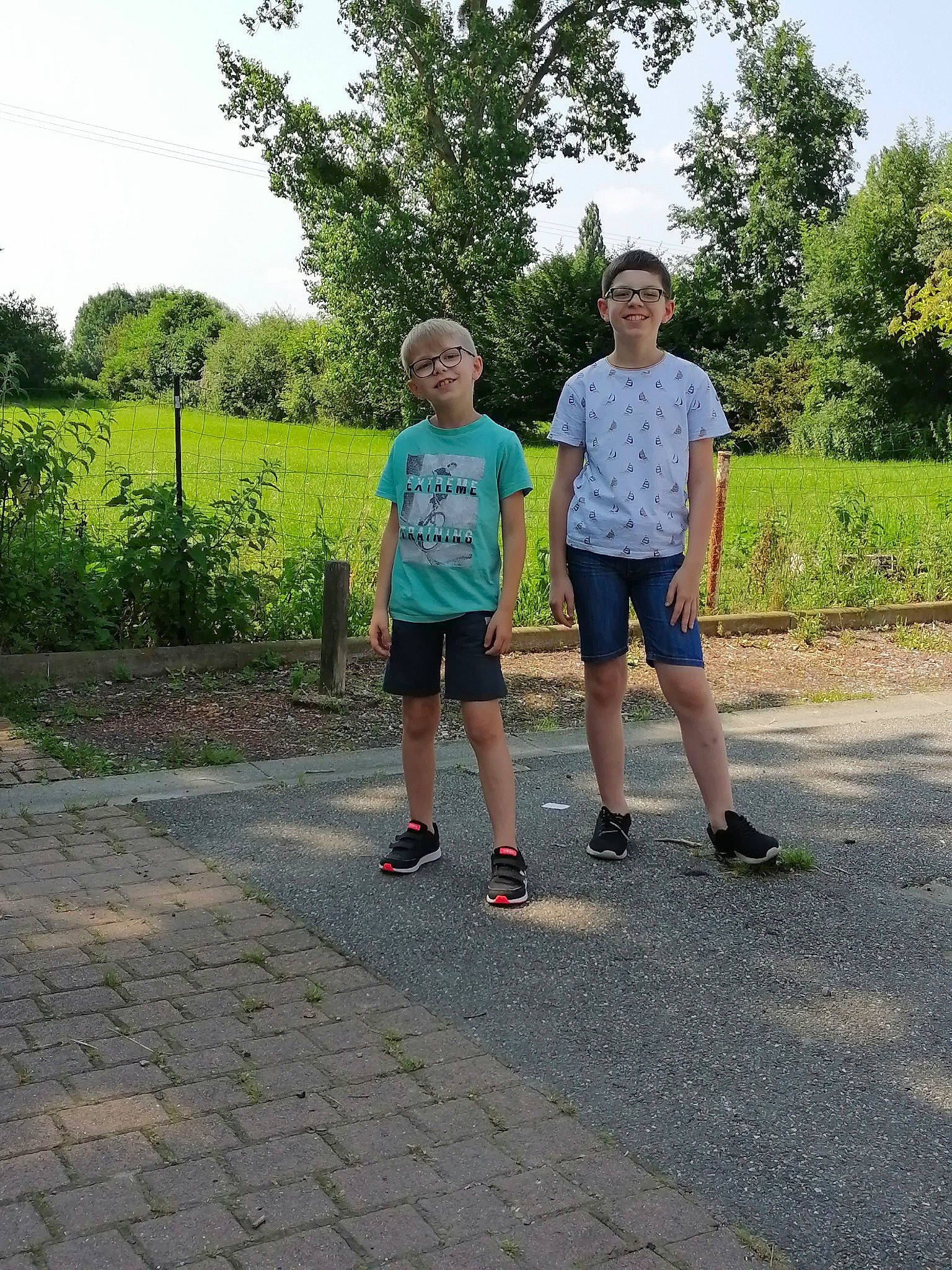 Mathias Mael participe au concours pour gagner de l'argent avec cette photo : asphalt, fun, gesture, grass, grassland, happy, joy, landscape, leisure, people_in_nature, person, plant, recreation, road, road_surface, shorts, sky, sneakers, t_shirt, travel