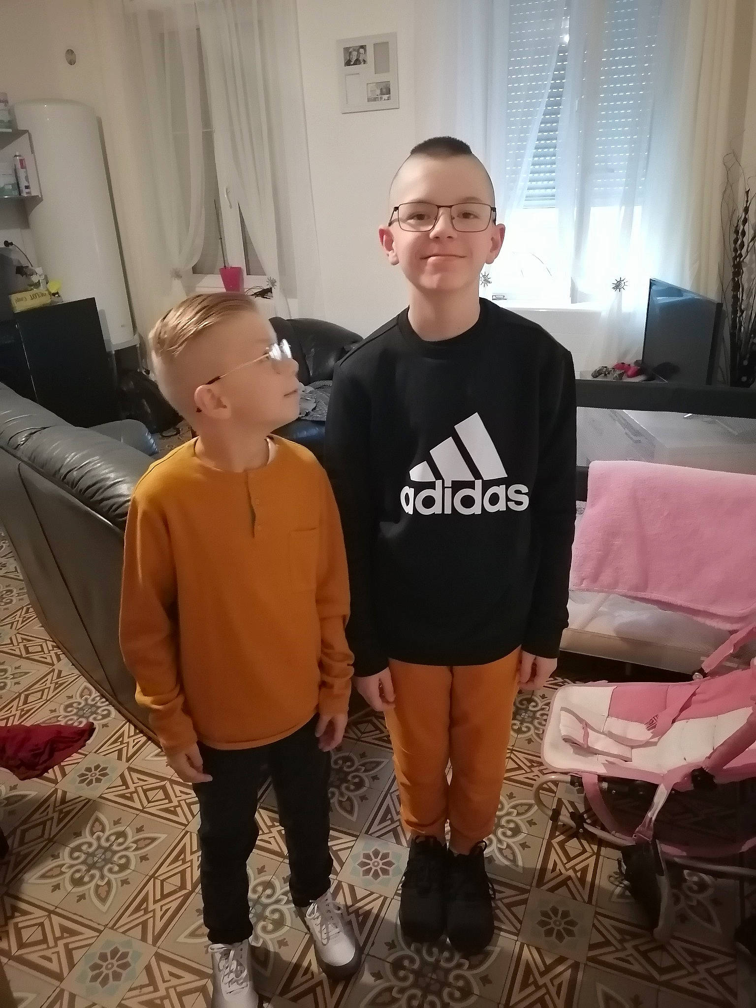 Mathias Mael a rejoint le concours — aidez-le/la à gagner de superbes lots ! automotive_design, cool, couch, curtain, event, eyewear, fashion_design, flooring, fun, hairstyle, joy, lamp, luggage_and_bags, person, shorts, shoulder, sleeve, smile, sportswear, t_shirt