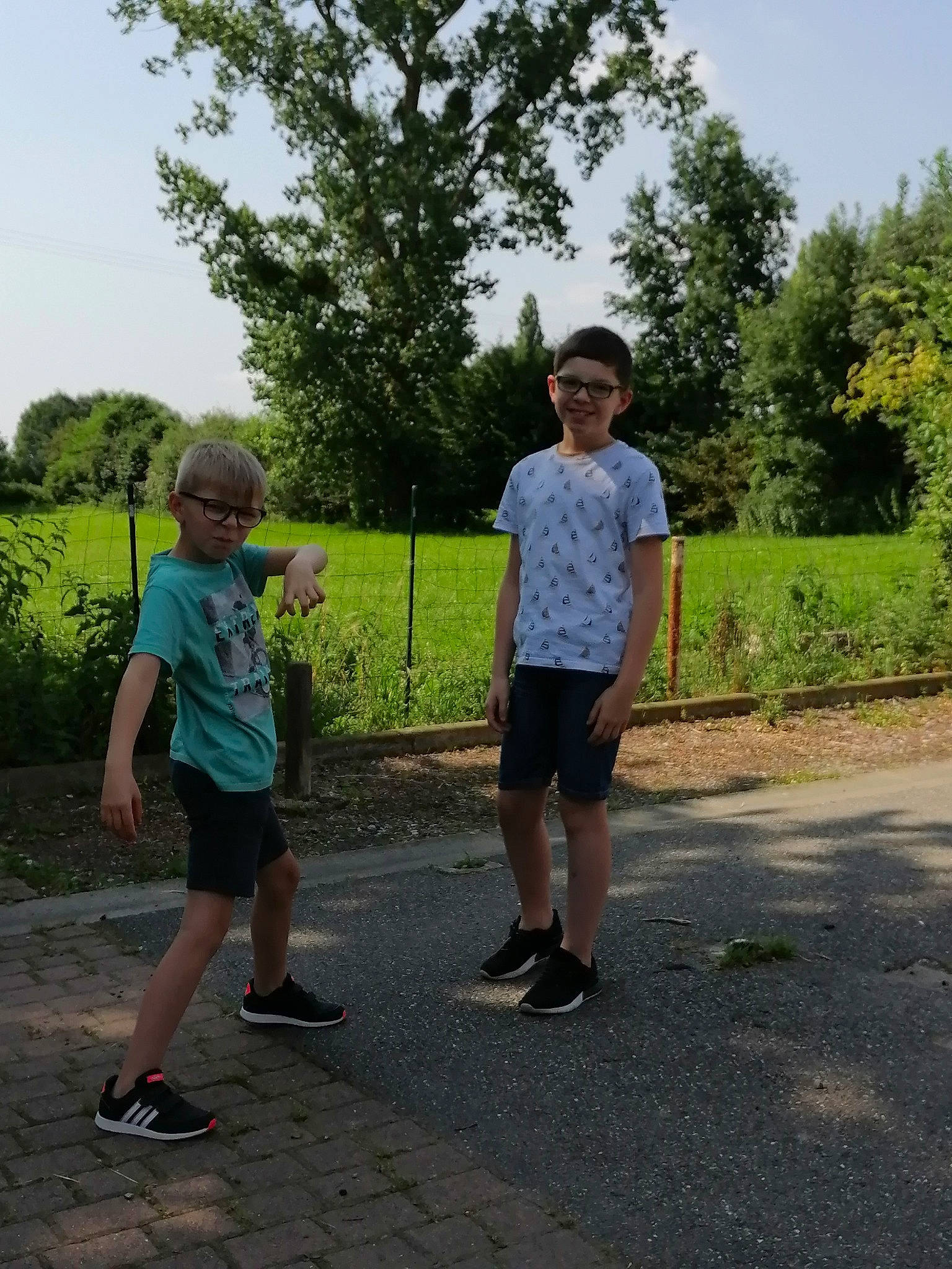 Mathias Mael participe au concours pour gagner de l'argent avec cette photo : asphalt, footwear, fun, gesture, grass, grass_family, grassland, happy, joy, landscape, leisure, people_in_nature, person, plant, recreation, road, road_surface, shorts, sky, trail