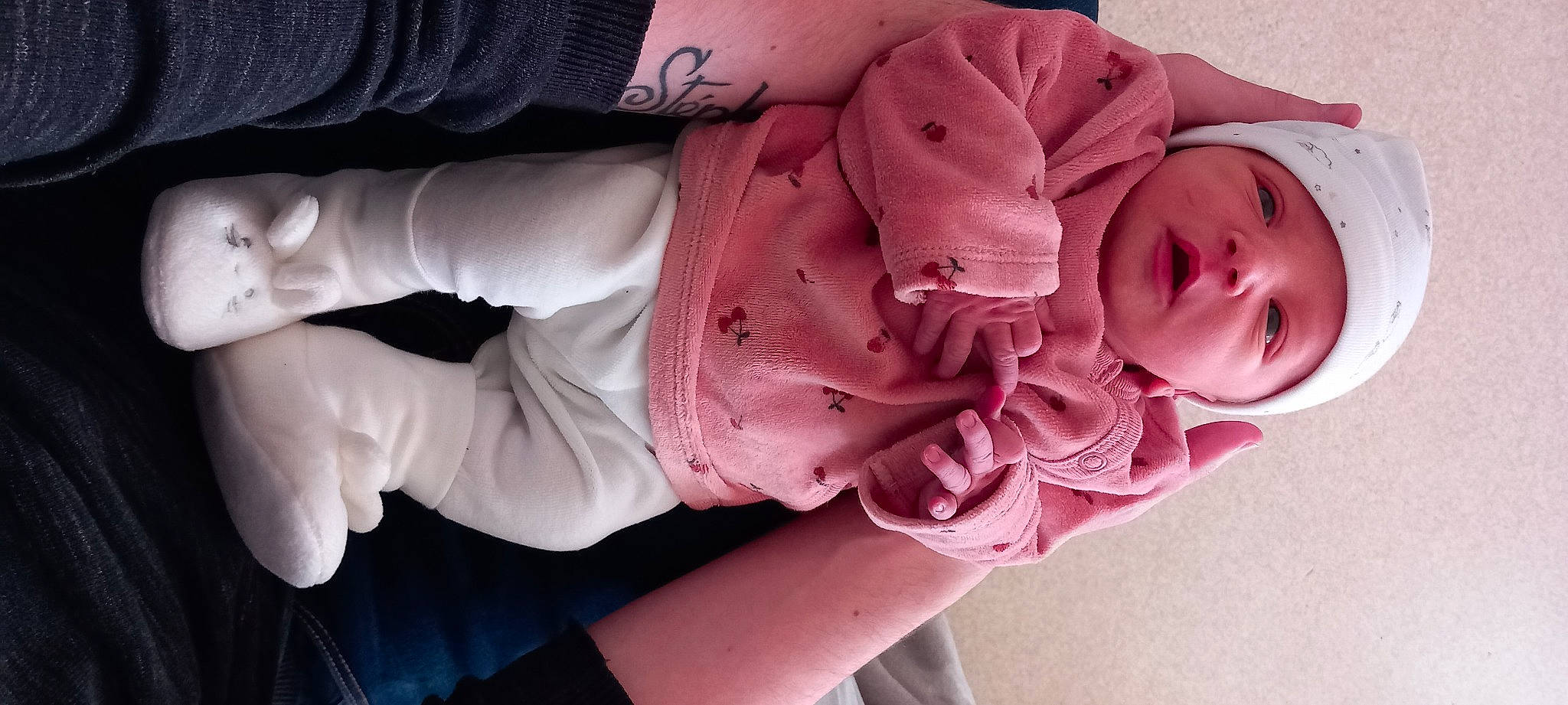 Nina participe au concours pour gagner de l'argent avec cette photo : baby, baby_toddler_clothing, cheek, comfort, eye, finger, gesture, hand, headwear, human_body, lip, magenta, mouth, nail, neck, person, pink, purple, skin, sleeve