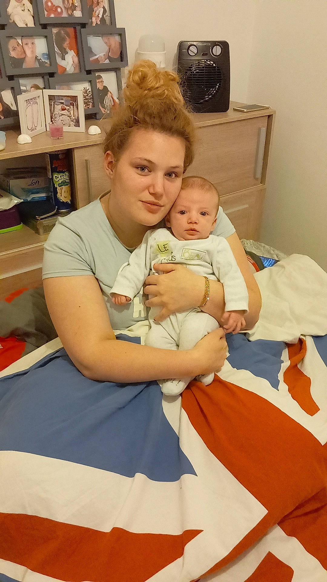 Nina participe au concours pour gagner de l'argent avec cette photo : abdomen, arm, baby, bookcase, child, comfort, event, fun, happy, joy, person, photography, room, service, shelf, shelving, sitting, skin, smile, t_shirt