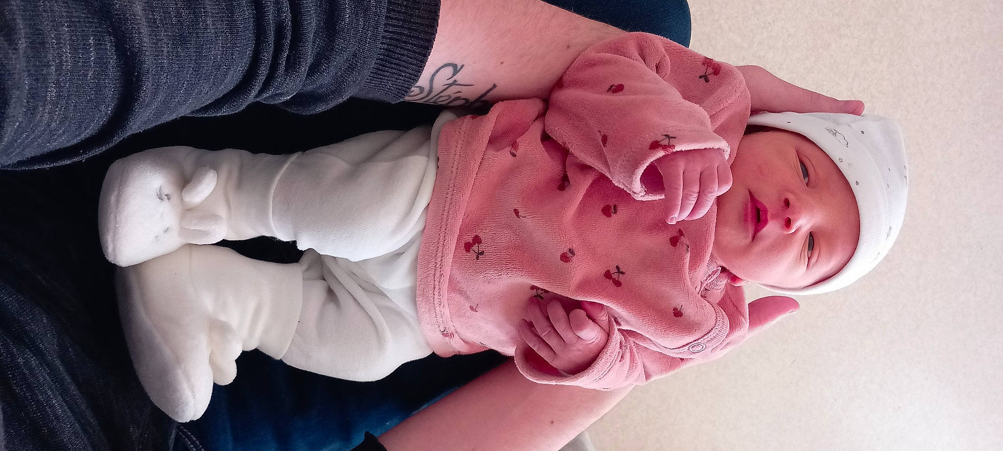 Nina a rejoint le concours — aidez-le/la à gagner de superbes lots ! abdomen, baby, baby_products, baby_toddler_clothing, child, comfort, finger, gesture, hand, human_body, human_leg, magenta, nail, person, pink, purple, skin, sleeve, thigh, toddler