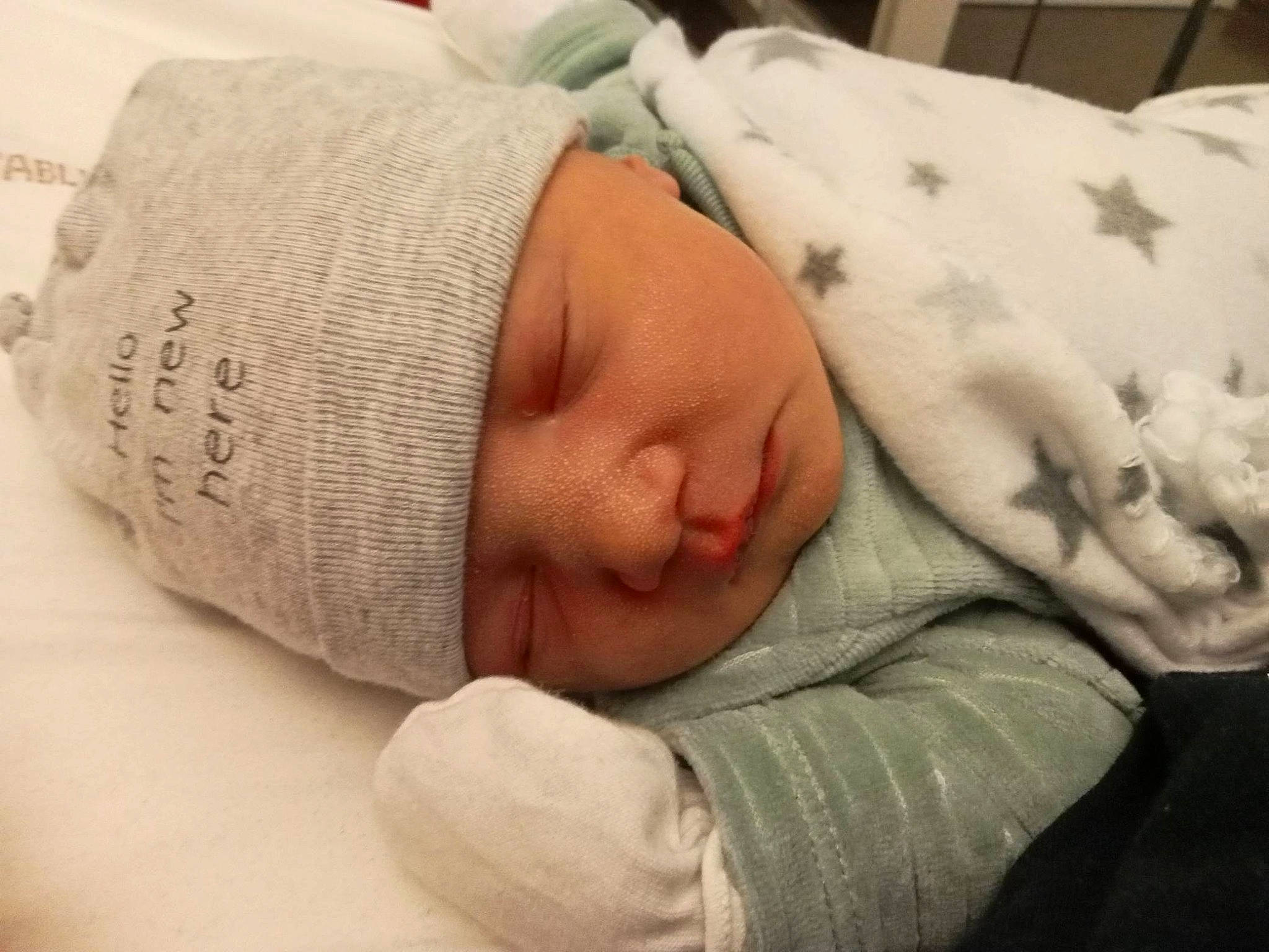 Nina participe au concours pour gagner de l'argent avec cette photo : abdomen, arm, baby, baby_sleeping, bedtime, child, comfort, finger, gesture, hand, headwear, human, linens, mammal, nap, people, person, room, skin, sleep