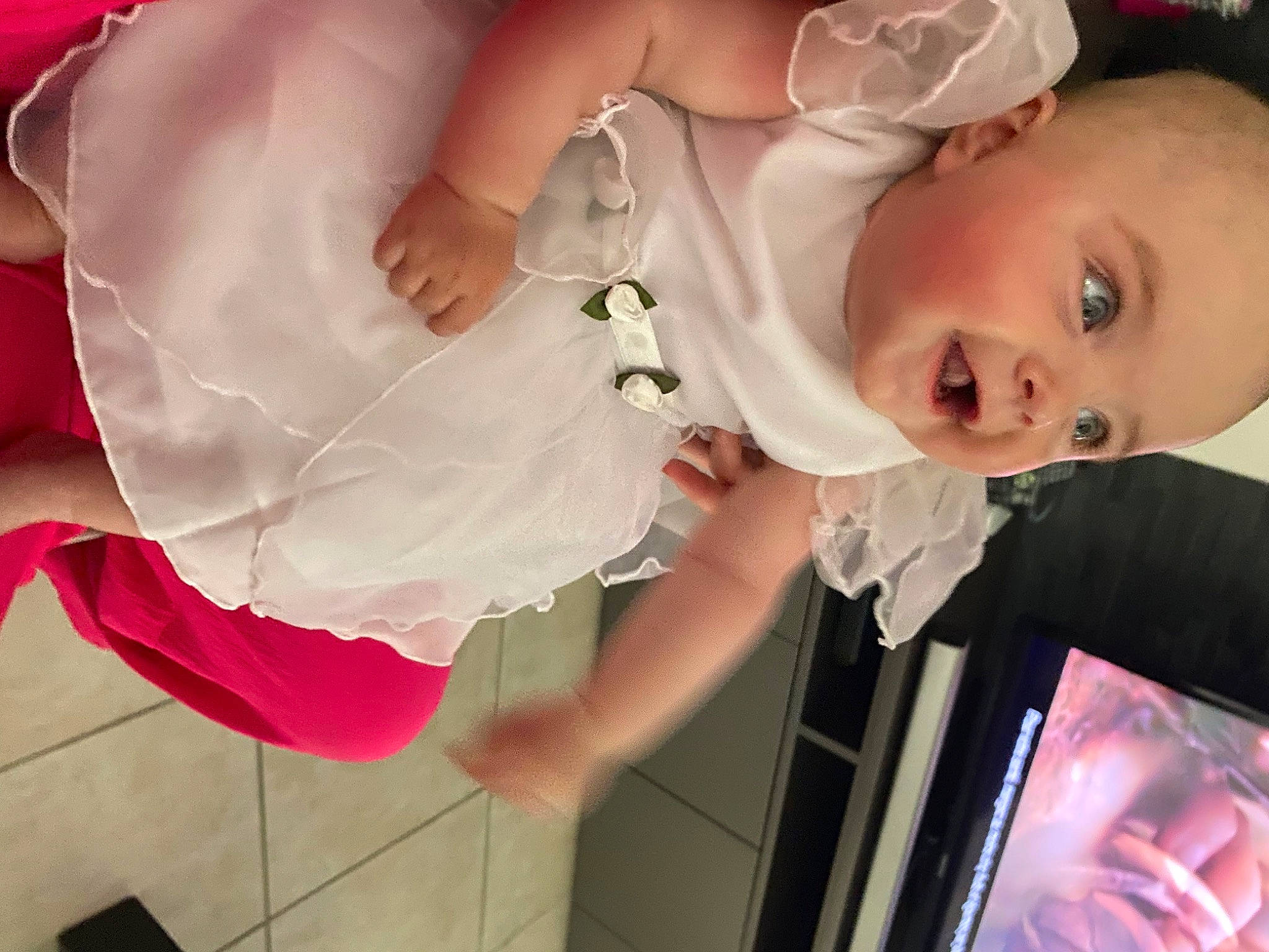 Ambre a rejoint le concours — aidez-le/la à gagner de superbes lots ! baby, baby_products, baby_toddler_clothing, child, dress, event, eyelash, fashion_accessory, finger, fun, gesture, hair_accessory, hand, happy, jewellery, magenta, person, pink, sleeve, smile