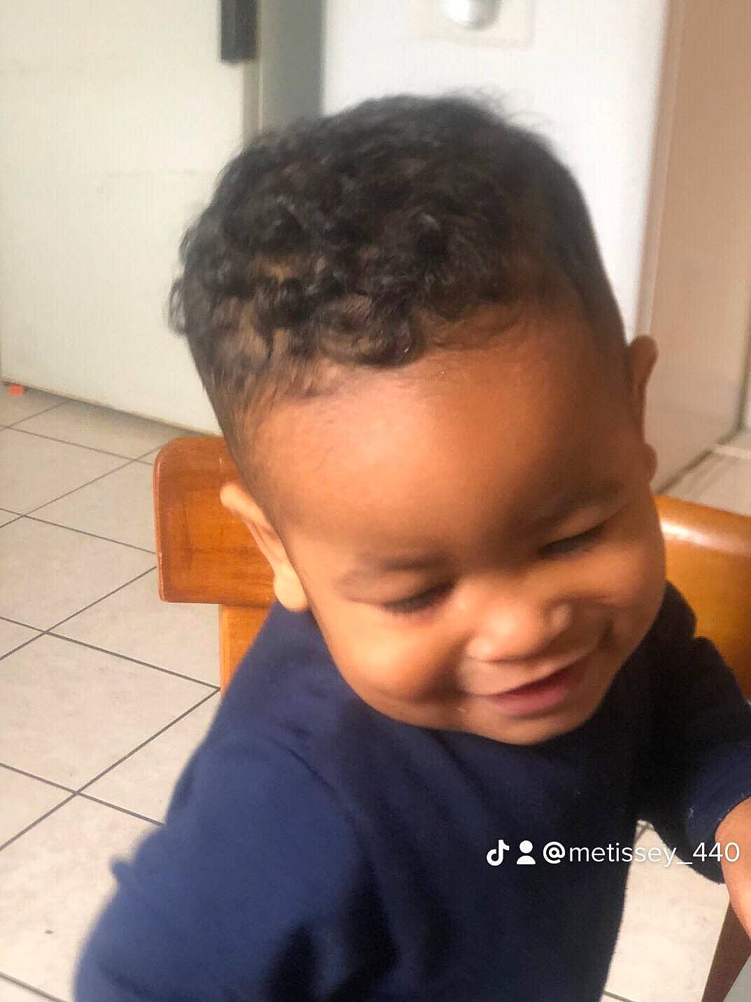 Nolan a rejoint le concours — aidez-le/la à gagner de superbes lots ! black_hair, cheek, ear, eye, eyebrow, eyelash, facial_expression, flooring, forehead, happy, iris, jaw, joy, lip, mouth, neck, nose, person, skin, sleeve