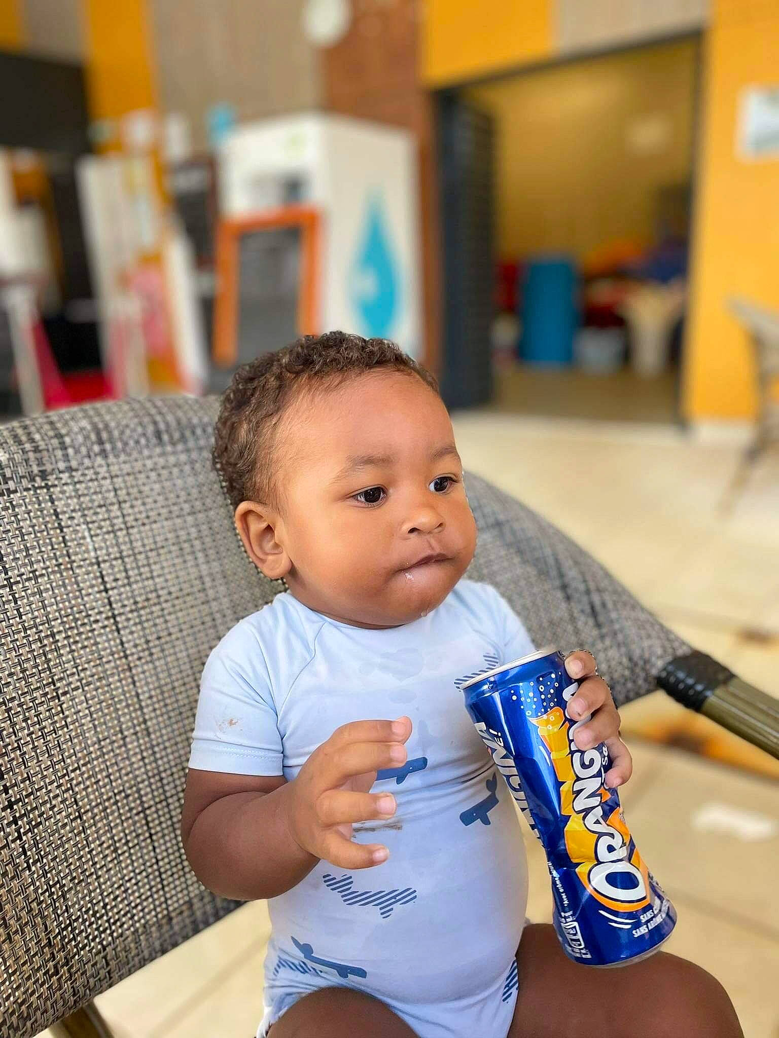 Nolan participe au concours pour gagner de l'argent avec cette photo : baby, baby_toddler_clothing, chair, child, elbow, electric_blue, flooring, fun, hairstyle, happy, human_leg, knee, leisure, person, room, sitting, skin, t_shirt, thigh, toddler