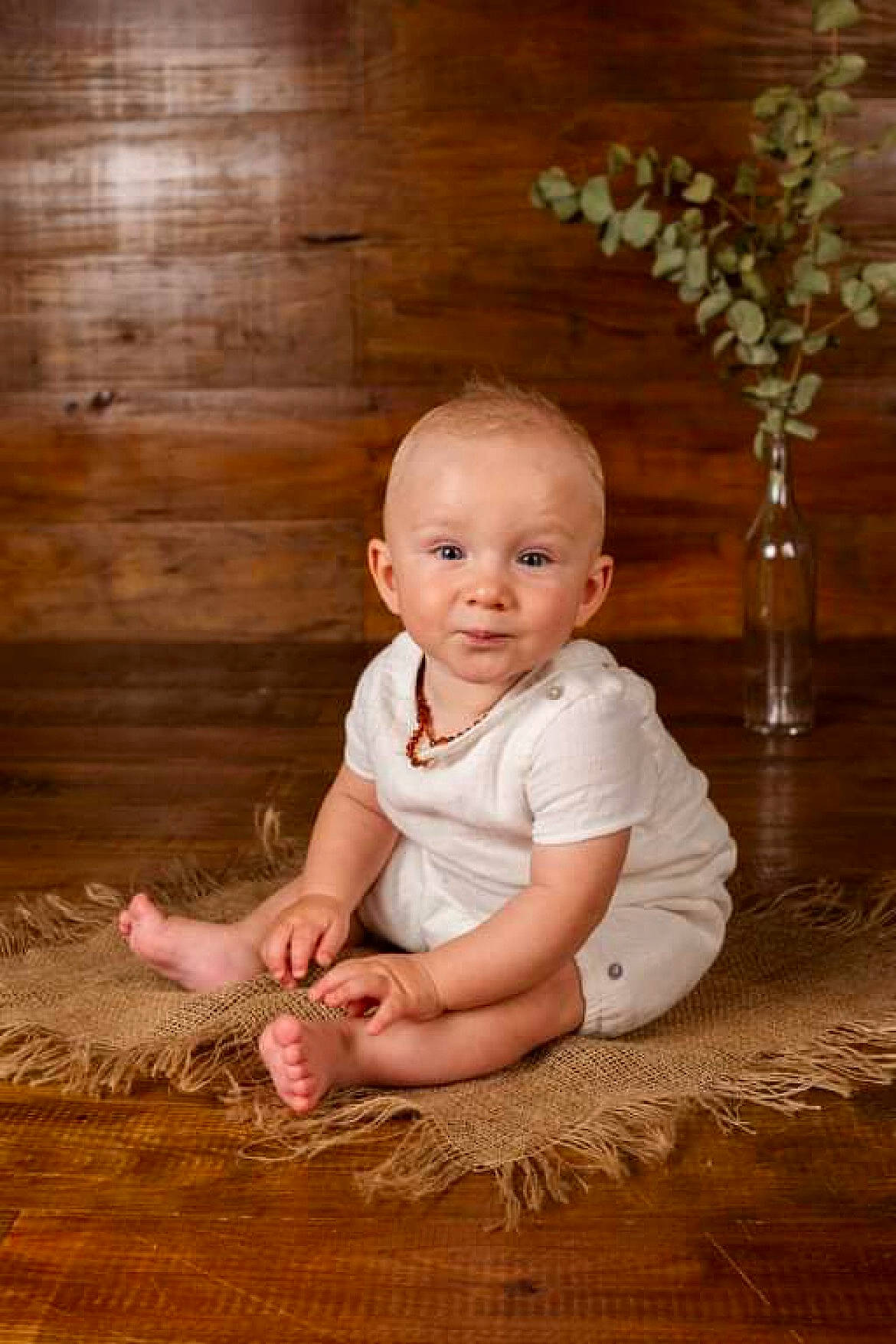 Marceau participe au concours pour gagner de l'argent avec cette photo : baby, baby_toddler_clothing, child, dress, flash_photography, floor, flooring, flower, foot, happy, hardwood, person, plant, sleeve, smile, t_shirt, toddler, tree, wood, wood_flooring