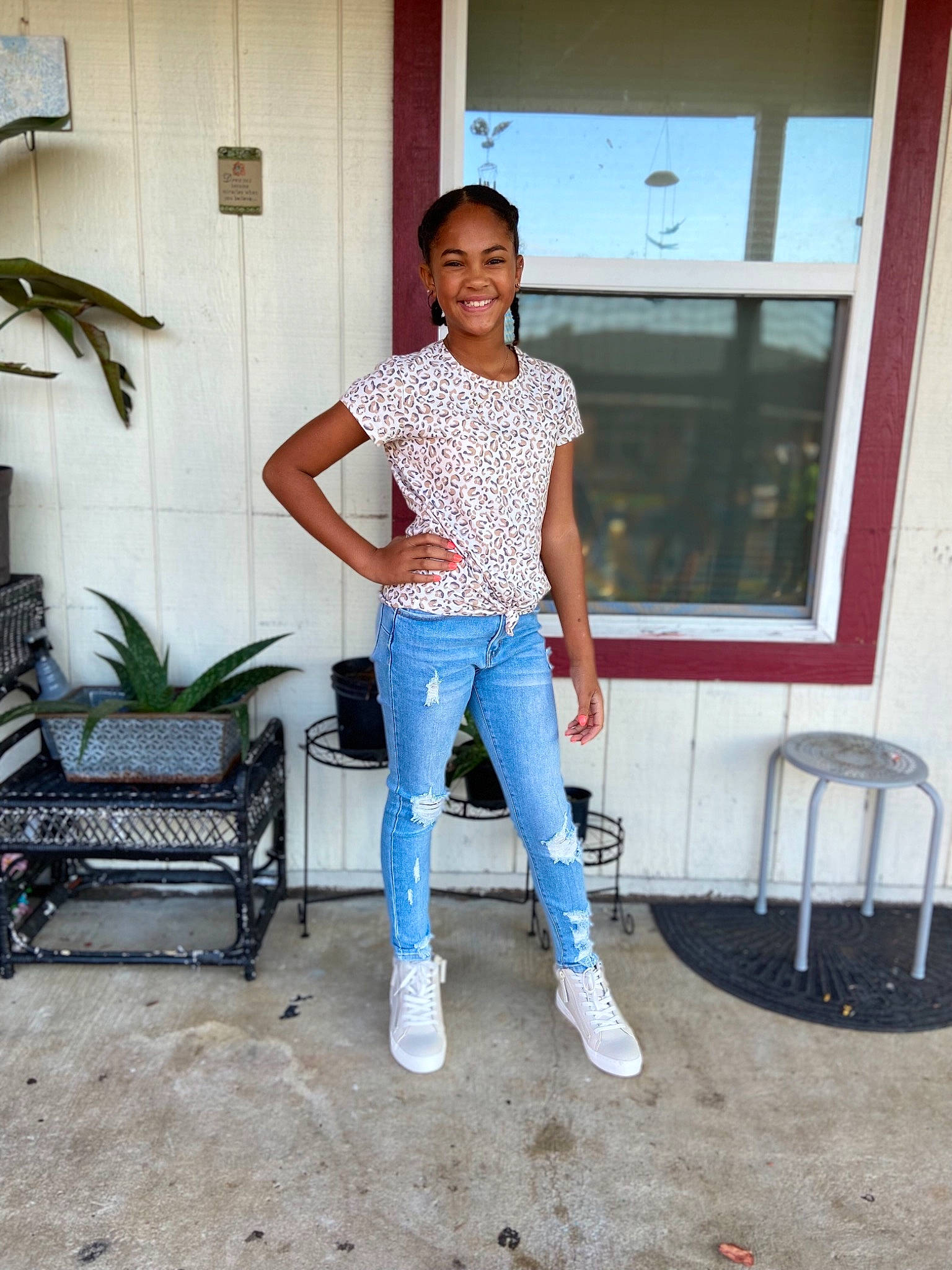 Lariyah is registered to the contest to win money with this photo: chair, denim, electric_blue, fashion_design, flooring, houseplant, human_leg, jeans, joy, knee, leg, leisure, person, plant, sleeve, smile, sportswear, street_fashion, t_shirt, thigh