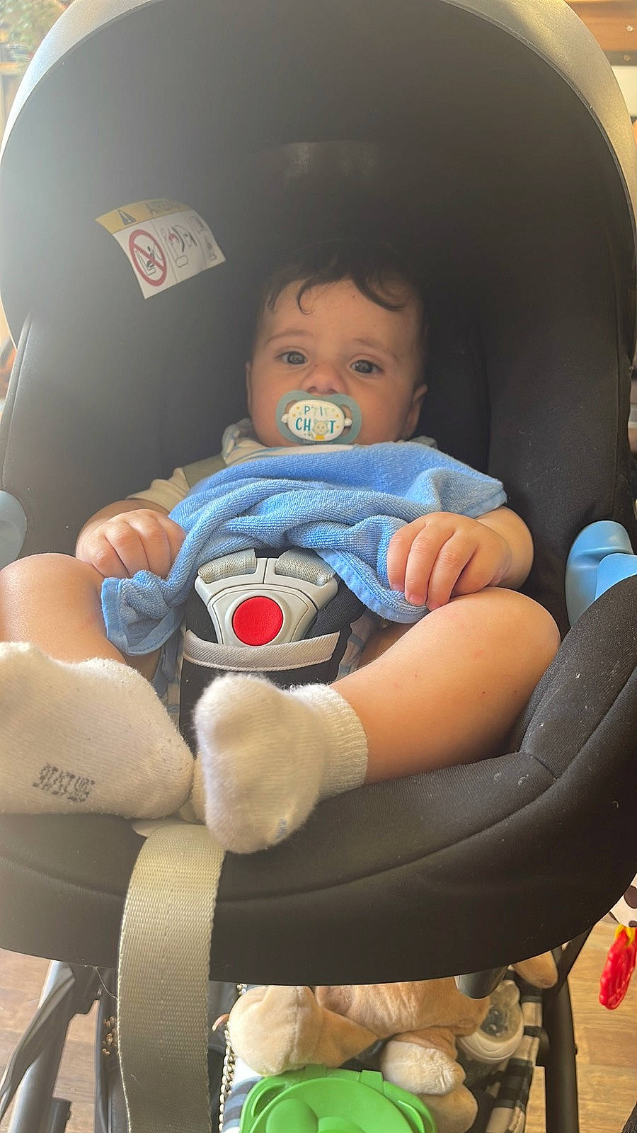 Yanis a rejoint le concours — aidez-le/la à gagner de superbes lots ! arm, auto_part, baby, baby_carriage, baby_in_car_seat, baby_products, baby_toddler_clothing, car_seat, child, comfort, finger, fun, hand, human, lap, leg, person, sitting, skin, thigh