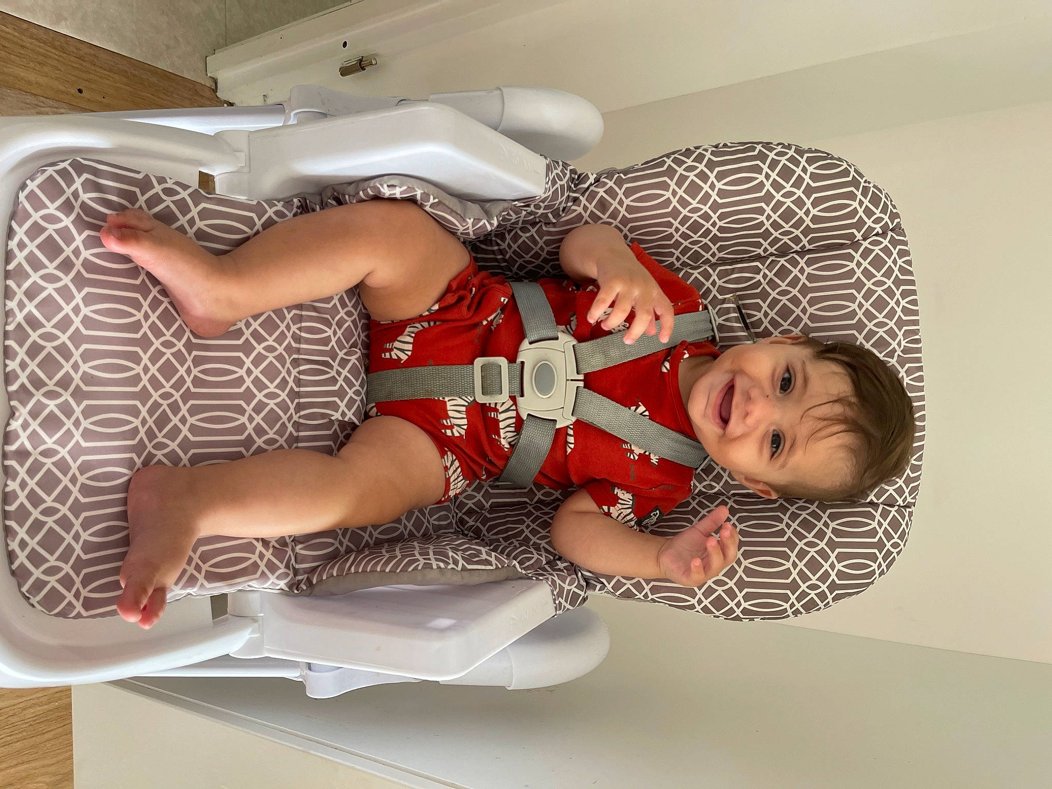 Yanis a rejoint le concours — aidez-le/la à gagner de superbes lots ! abdomen, baby, baby_toddler_clothing, child, comfort, dress, elbow, foot, human_leg, joy, knee, lap, leg, pattern, person, room, sandal, sitting, sock, thigh