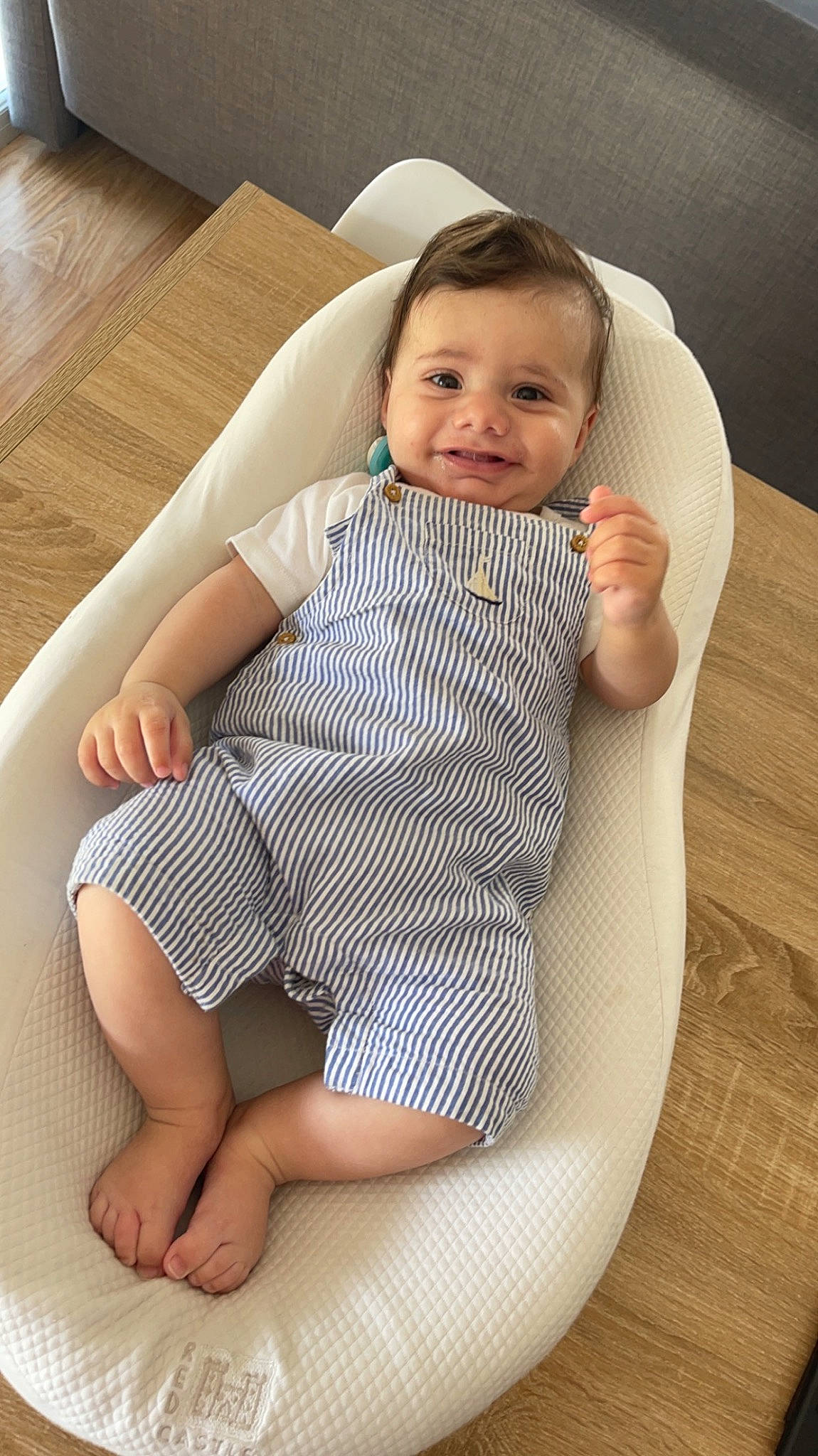 Yanis a rejoint le concours — aidez-le/la à gagner de superbes lots ! arm, baby, baby_toddler_clothing, cheek, comfort, finger, floor, flooring, head, human_leg, joint, joy, knee, neck, person, product, skin, sleeve, smile, stomach