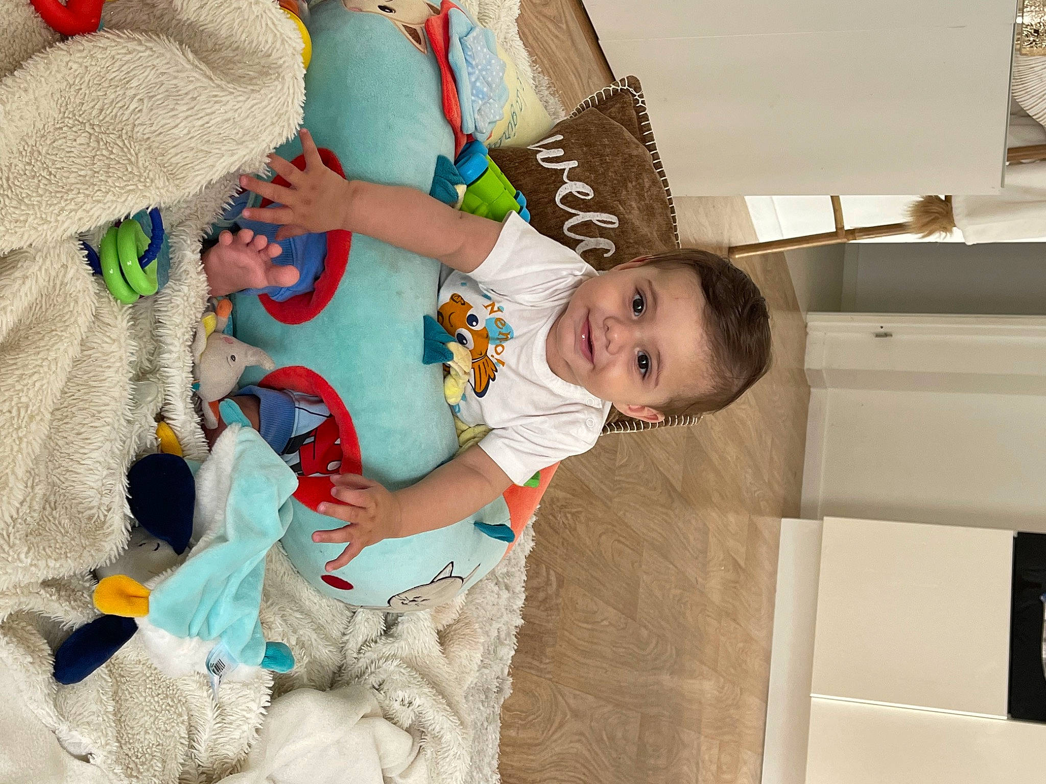 Yanis a rejoint le concours — aidez-le/la à gagner de superbes lots ! baby, baby_products, baby_toddler_clothing, child, comfort, fun, happy, joy, leisure, linens, pattern, person, play, room, smile, t_shirt, toddler, toy, wool, woven_fabric