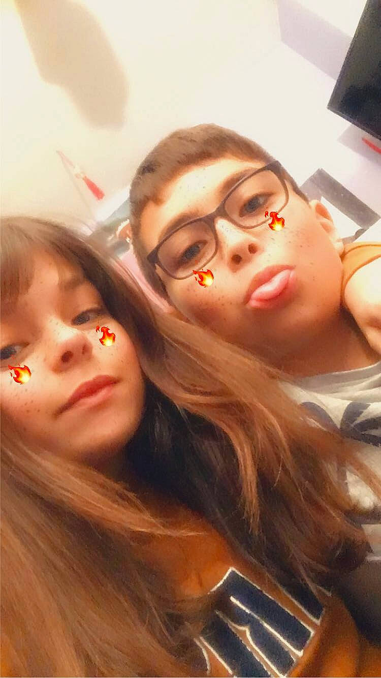 Milan a rejoint le concours — aidez-le/la à gagner de superbes lots ! black_hair, cheek, chin, cool, eyebrow, eyelash, eyewear, forehead, gesture, glasses, hairstyle, happy, jaw, lip, mouth, neck, nose, person, selfie, skin