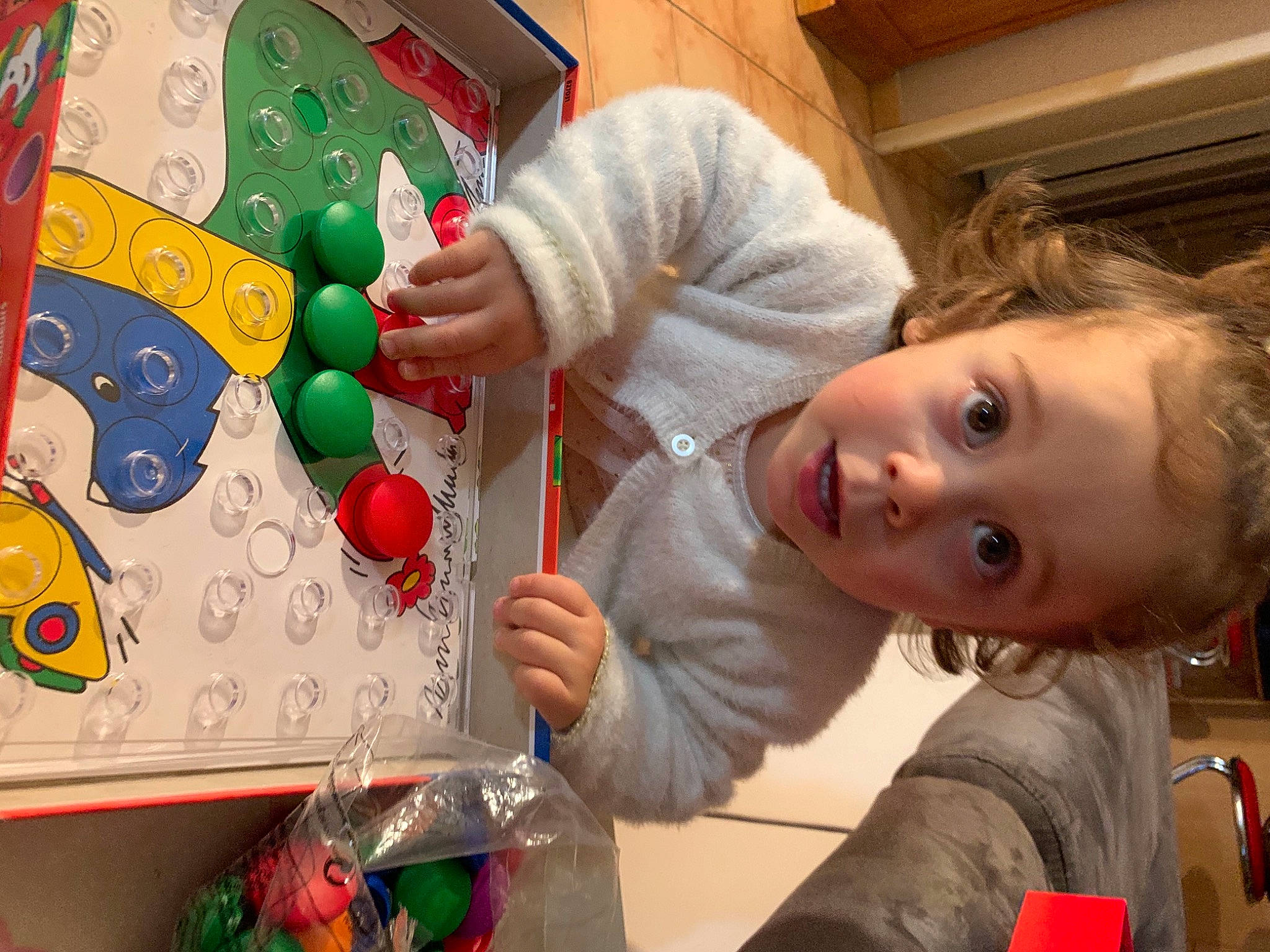 Chloé participe au concours pour gagner de l'argent avec cette photo : child, christmas, christmas_decoration, christmas_eve, christmas_ornament, educational_toy, event, fun, holiday, indoor_games_and_sports, leisure, nail, party_supply, person, play, recreation, room, surprise, toddler, toy