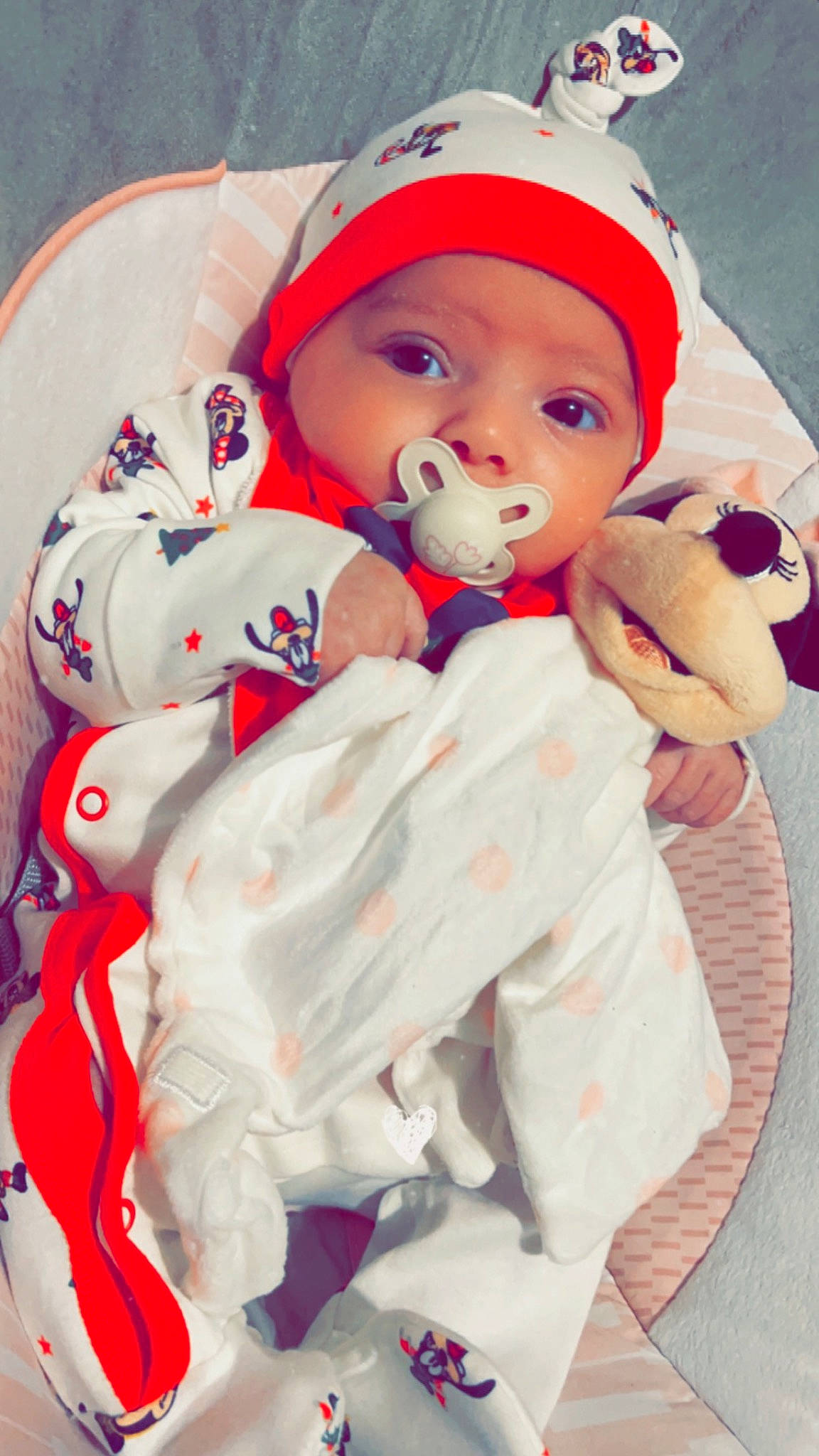 Farah a rejoint le concours — aidez-le/la à gagner de superbes lots ! baby, baby_sleeping, baby_toddler_clothing, cap, carmine, child, comfort, face, fictional_character, happy, head, headwear, linens, person, pink, red, sleeve, stuffed_toy, textile, toddler