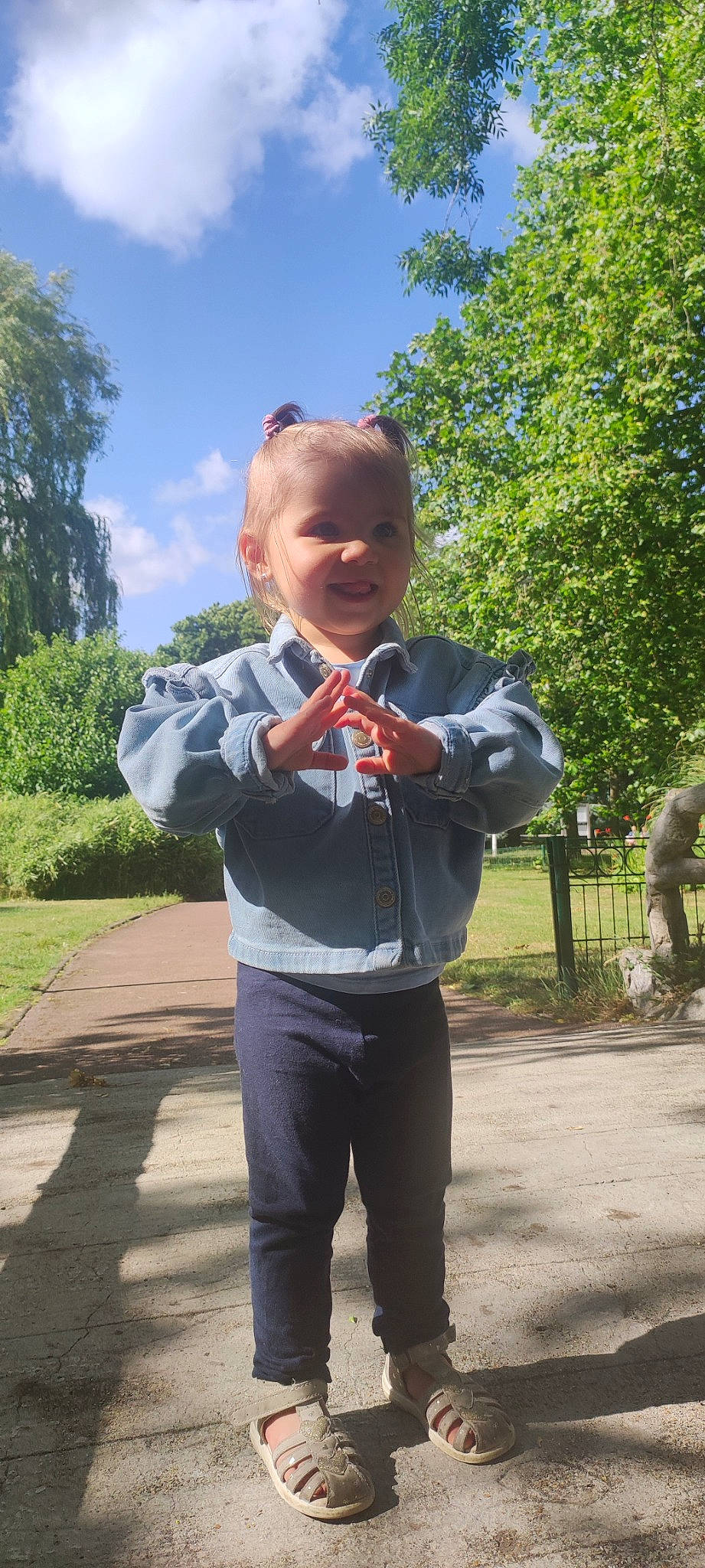 Ilyana a rejoint le concours — aidez-le/la à gagner de superbes lots ! baby, baby_toddler_clothing, cloud, electric_blue, formal_wear, fun, gesture, grass, happy, leisure, people_in_nature, person, plant, recreation, sky, sleeve, smile, sports_equipment, tie, toddler
