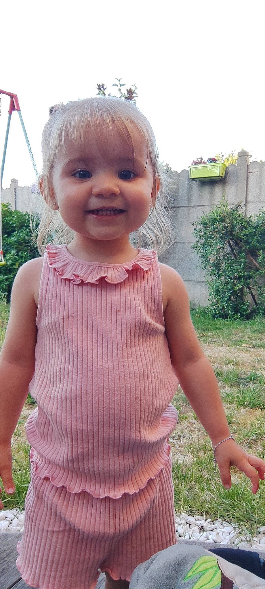 Ilyana participe au concours pour gagner de l'argent avec cette photo : baby, baby_toddler_clothing, button, child, grass, happy, joy, lip, pattern, people_in_nature, person, plant, sitting, skin, sky, sleeve, smile, standing, t_shirt, toddler