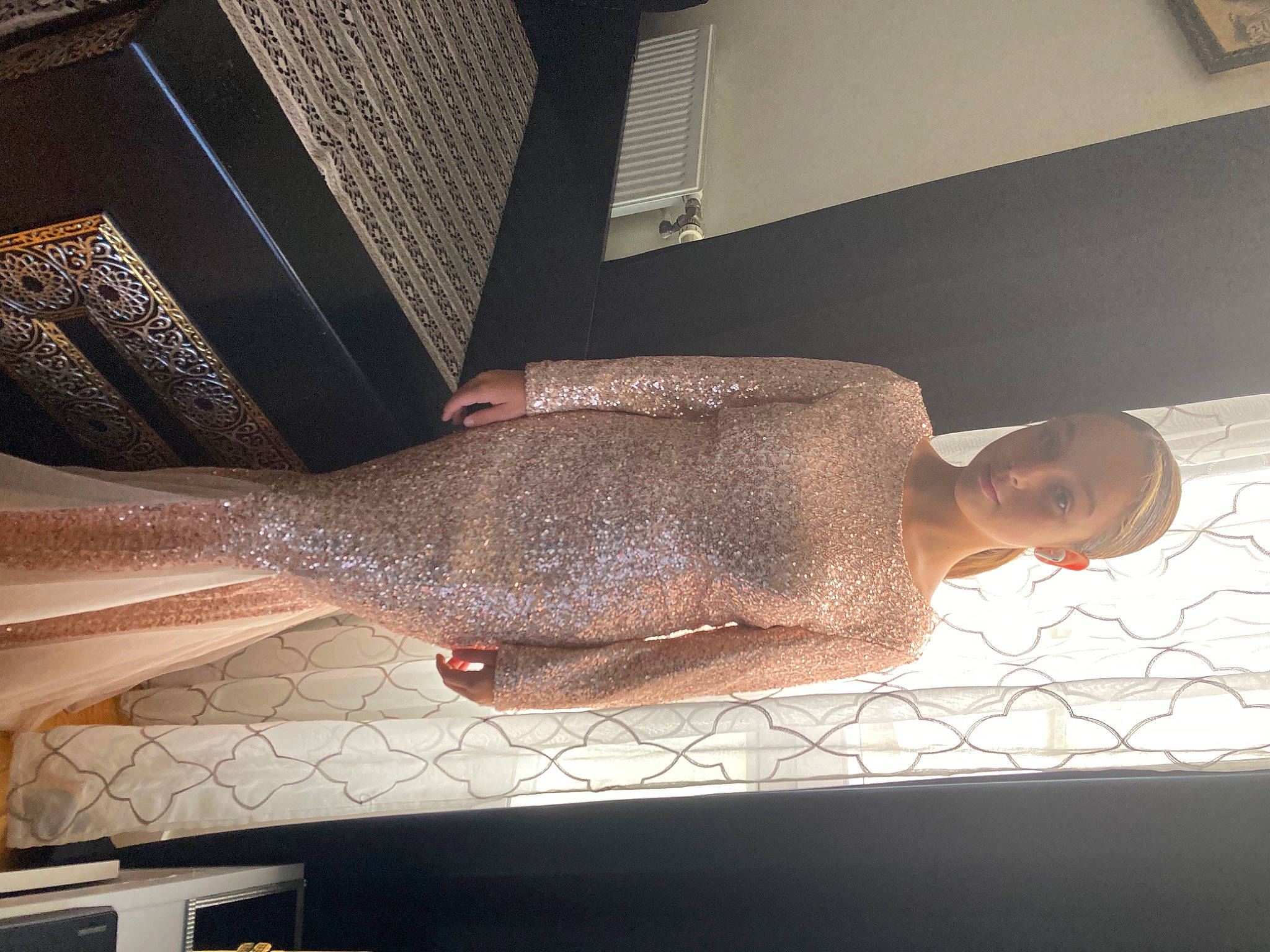 Amina a rejoint le concours — aidez-le/la à gagner de superbes lots ! audio_equipment, ceiling, comfort, daylighting, eyewear, flooring, fun, human_leg, metal, person, room, shadow, sitting, sky, square, tail, tints_and_shades, wood