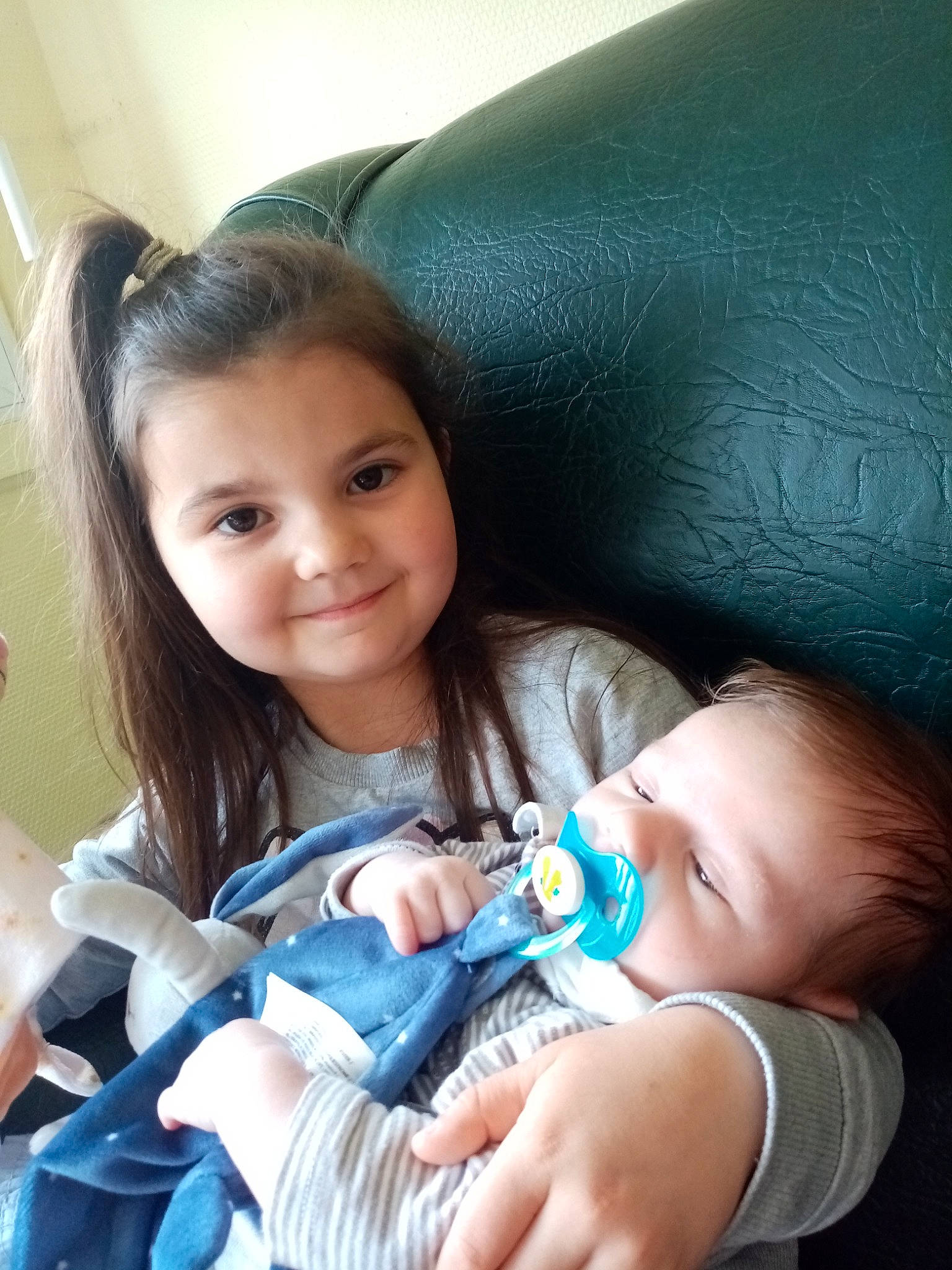 Ilyana a rejoint le concours — aidez-le/la à gagner de superbes lots ! baby, beauty, child, comfort, face, facial_expression, finger, fun, gesture, hand, happy, iris, joy, mouth, nail, nose, organ, person, skin, smile